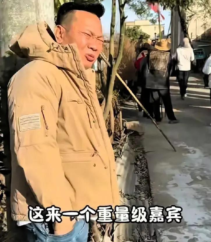 他抵押设备发不出工资时，刘备自备服装零片酬演了四年。
播放破2亿那天，刘备删光