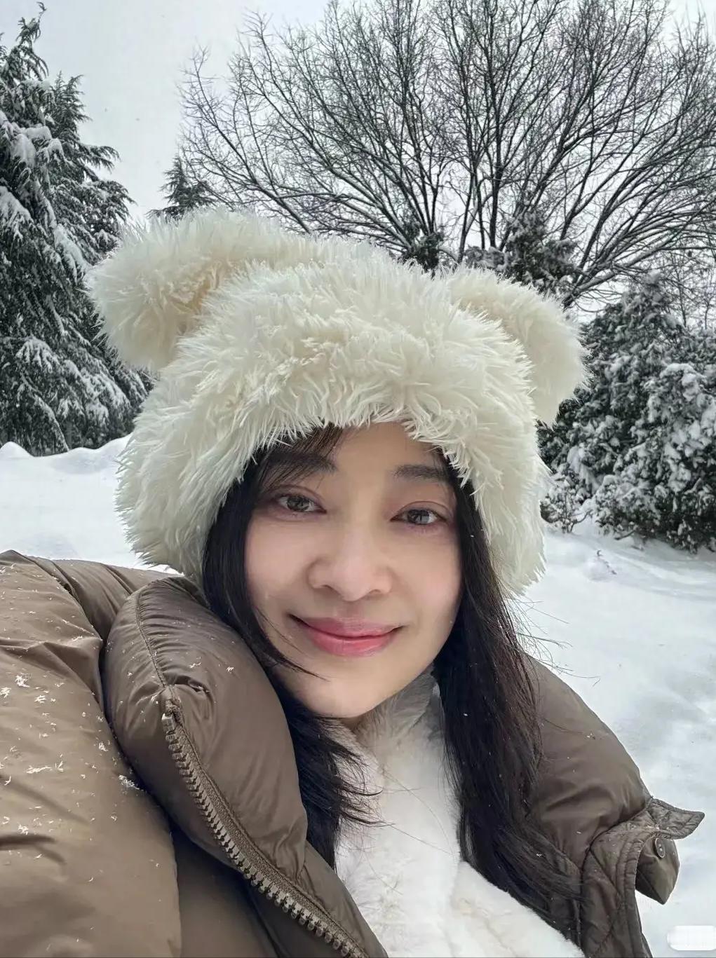 著名演员梅婷立春晒踏雪照！头戴兔子毛绒帽和雪人合影，淡妆出镜，自然温婉又大方，美