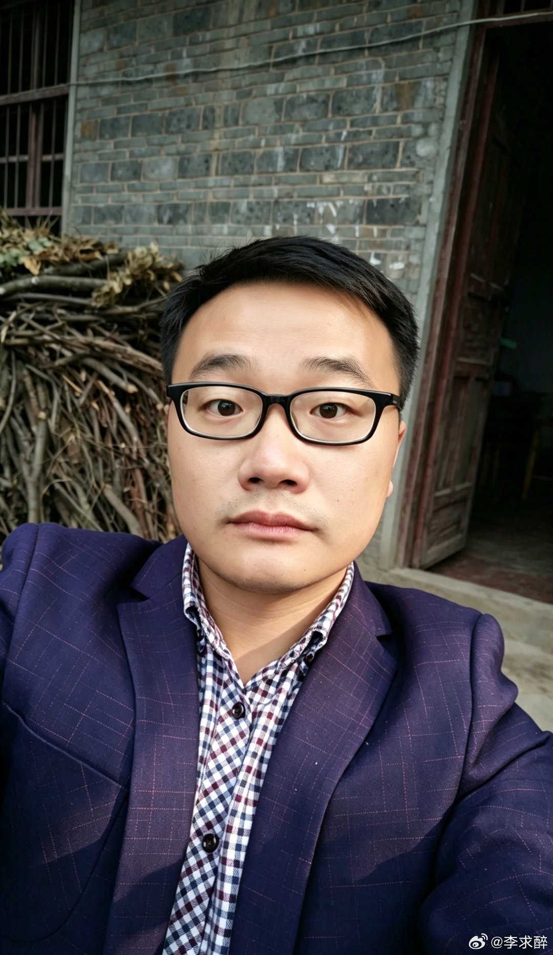 大家觉得我的新头像好看吗？更年轻时在老家照的，不忘初心！ 