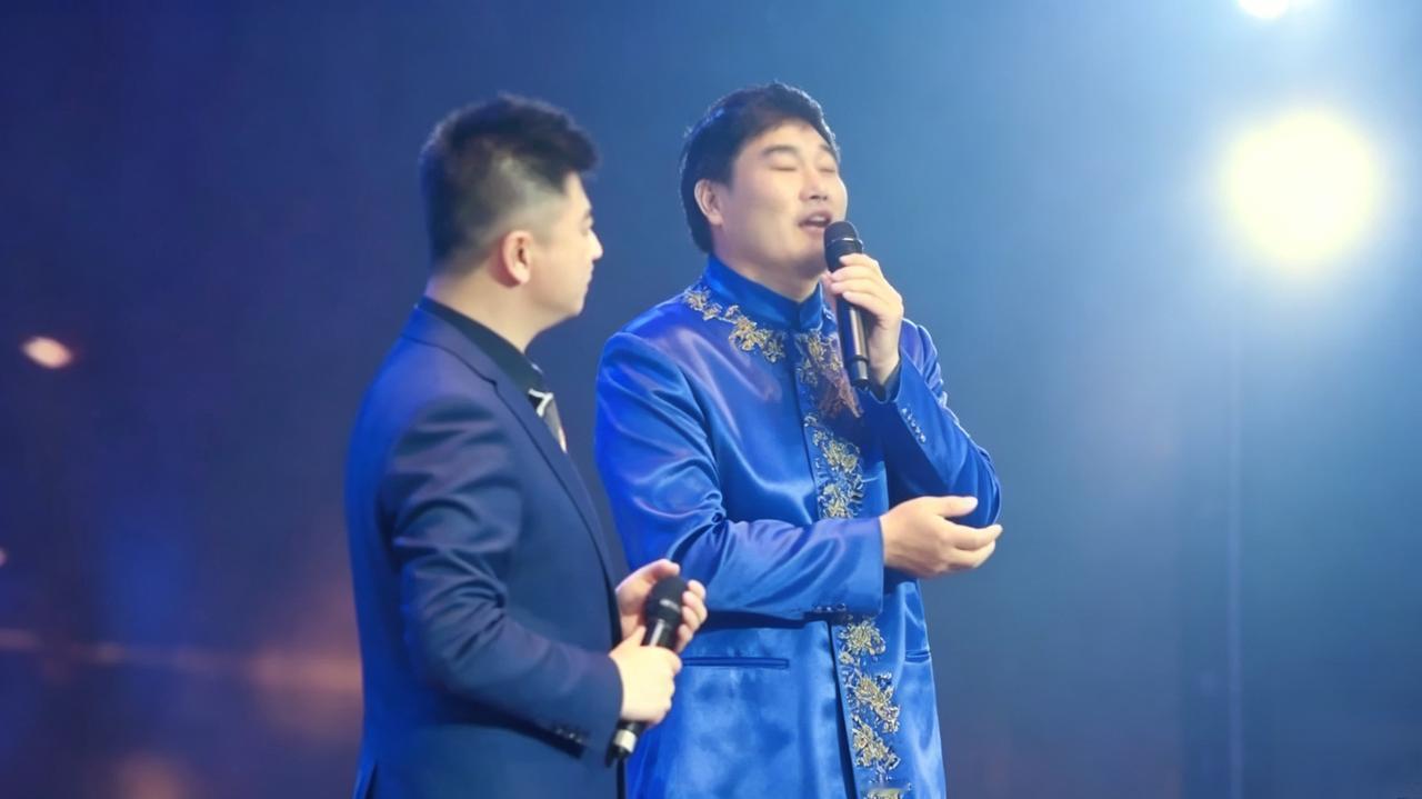 只当大衣哥是歌手，他的情商水平你怎么看？
 不少人只知道大衣哥歌唱得好，可面对层