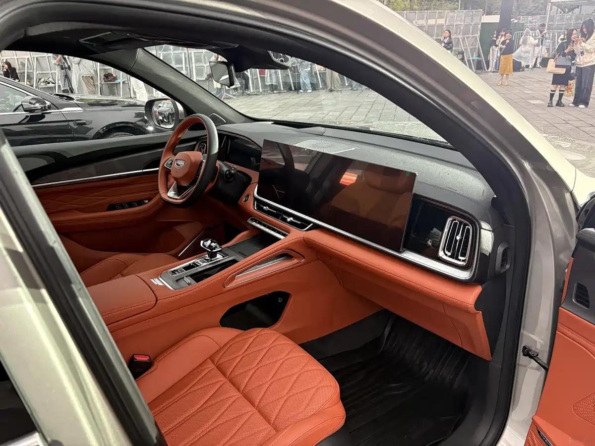 i-HEV智擎版星越L内饰配色也变了，怎么猛一看跟银河橙色一样？让我不得不恶意联