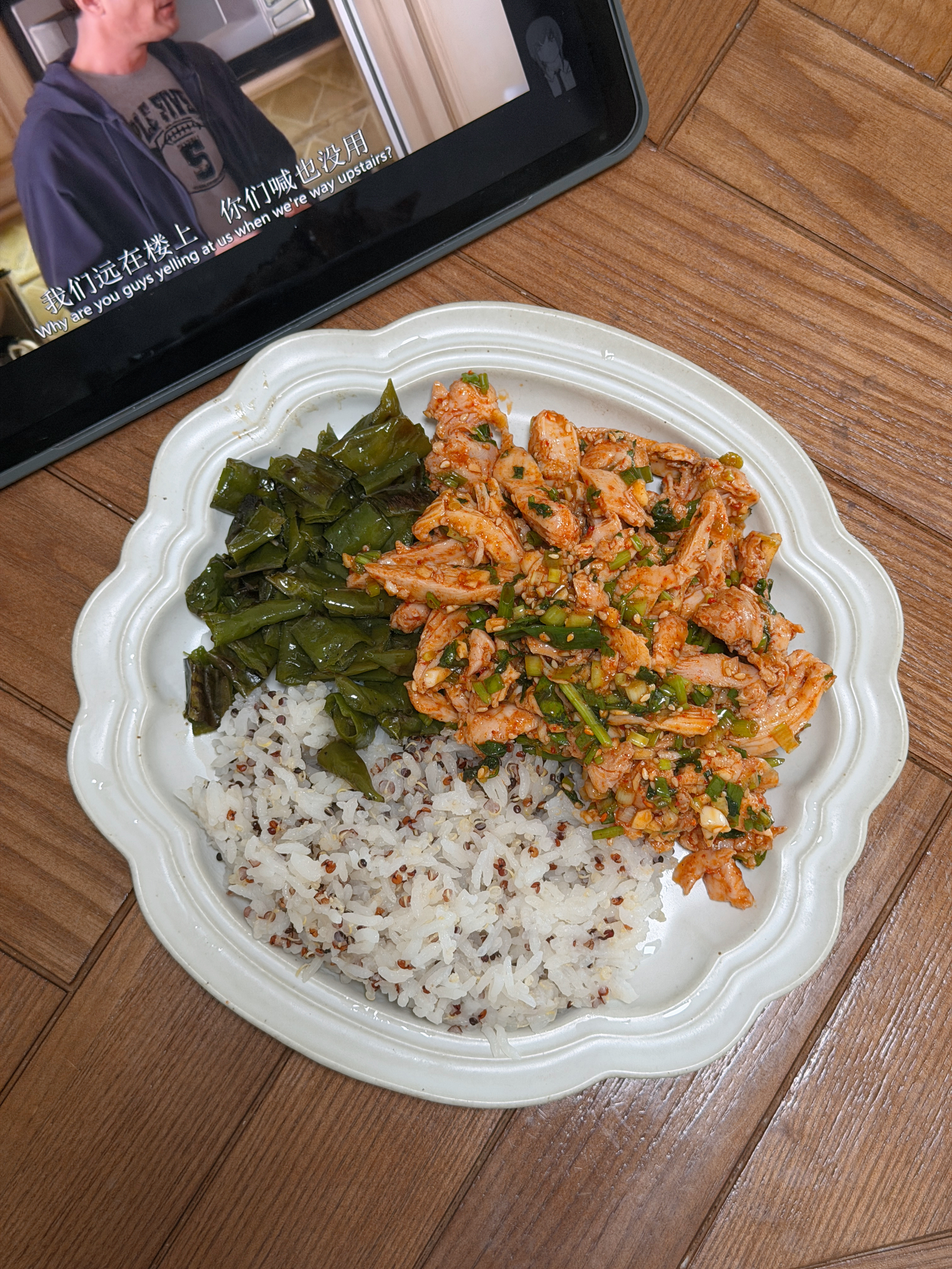 中午拌了个手撕鸡腿吃（去皮少油版没吃完，太撑了，鸡肉和米饭都还剩三分之一 ​​​