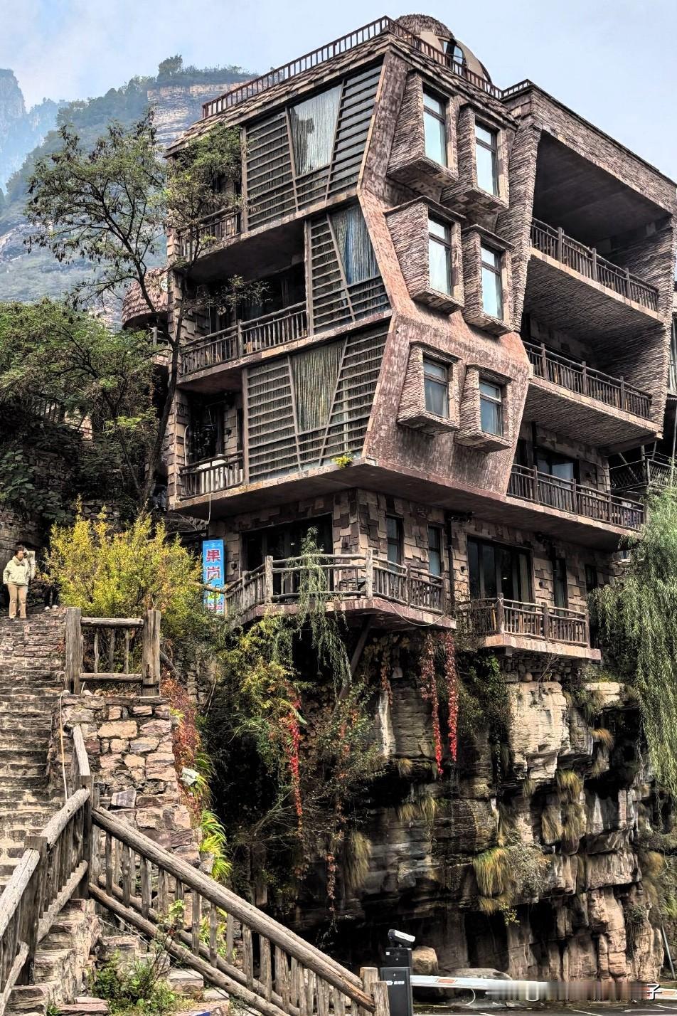 在山西与河南交界的太行山深处，有一个小村子。这里石街纵横，石院错落，石板场平坦开