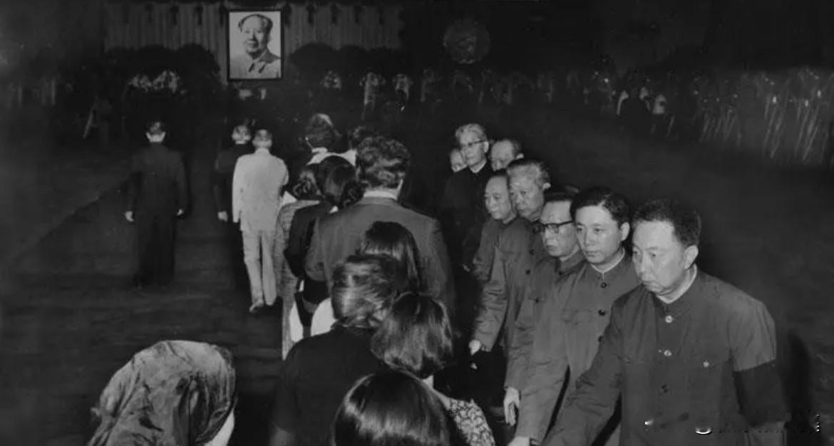 1976年9月，华国锋、乌兰夫等在人民大会堂吊唁大厅接待各国朋友和外交使节，对前