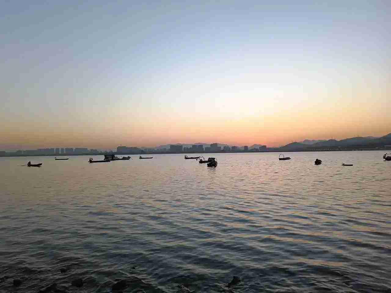 我的今日状态：😁轻松愉快
我这里的天气：☀️晴天

杭州钱塘江一桥附近的浦沿码