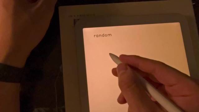 Reddit 社区的一位用户开发了一款

能让 AI（Claude）在手写板上与用户“笔对笔”
进行
