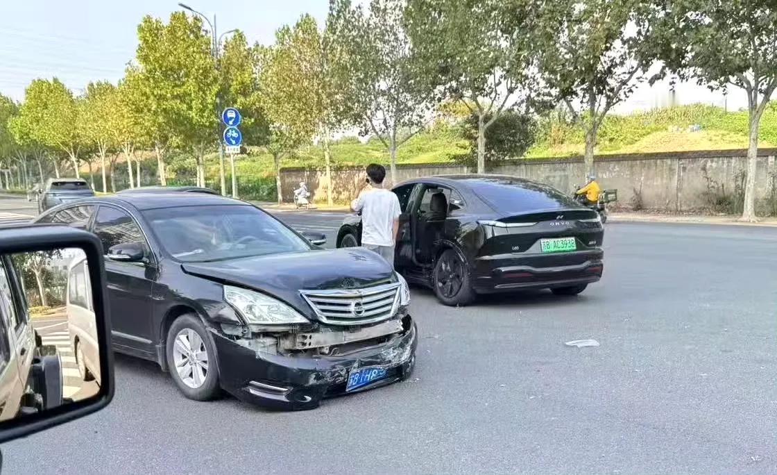 全网乐道L60首撞
刚上完牌就被撞了
乐道后轮被撞崴脚了而肇事车看上去
车头凹陷
