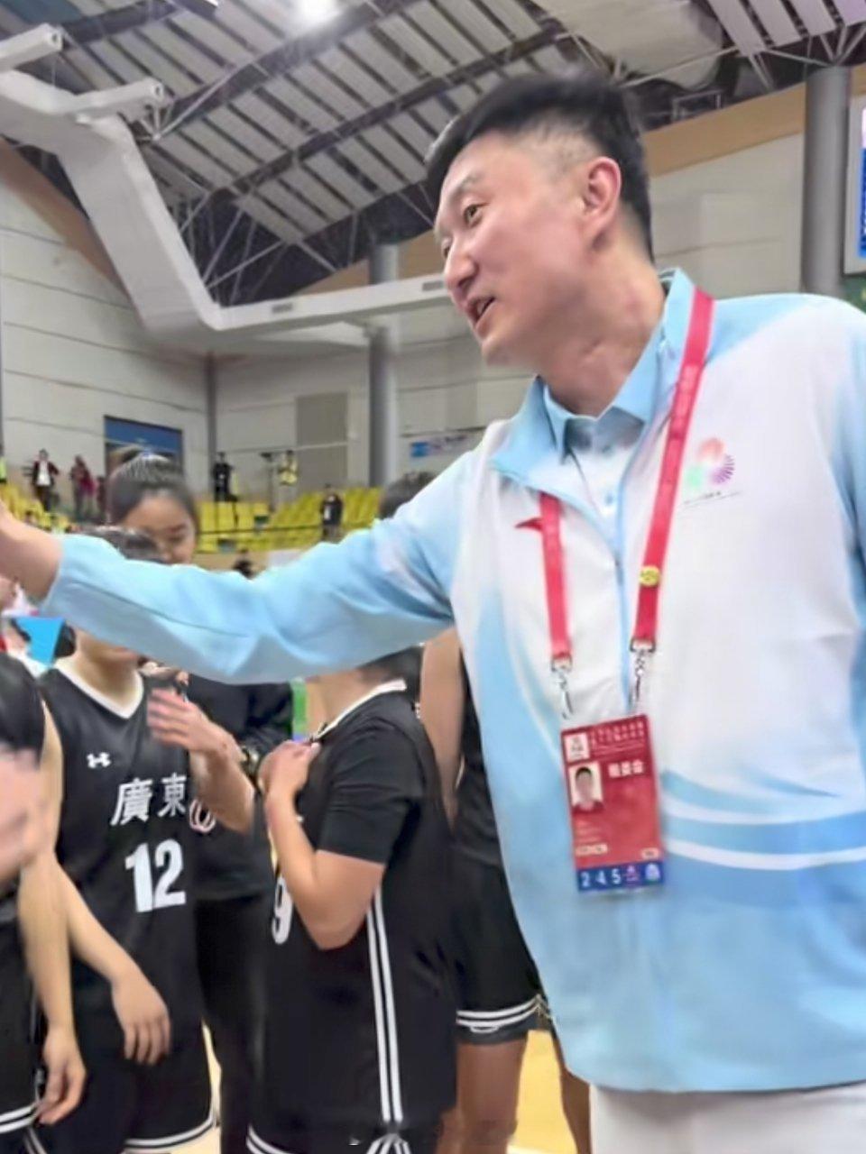 昨晚，还带领着广东全运男篮拿下全运会成年组金牌的杜指导，今天转换身份，来到中山沙