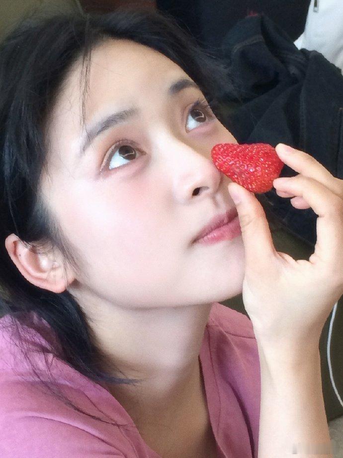 #沈月弟弟也是睫毛精##沈月元气草莓妆#沈月家的基因太强大了！弟弟的睫毛长到可以