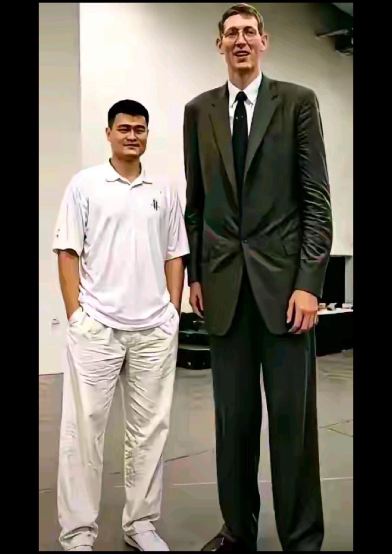 哇塞，老天爷！和姚明合影这个人是谁？这个巨人到底是谁？居然这么高！