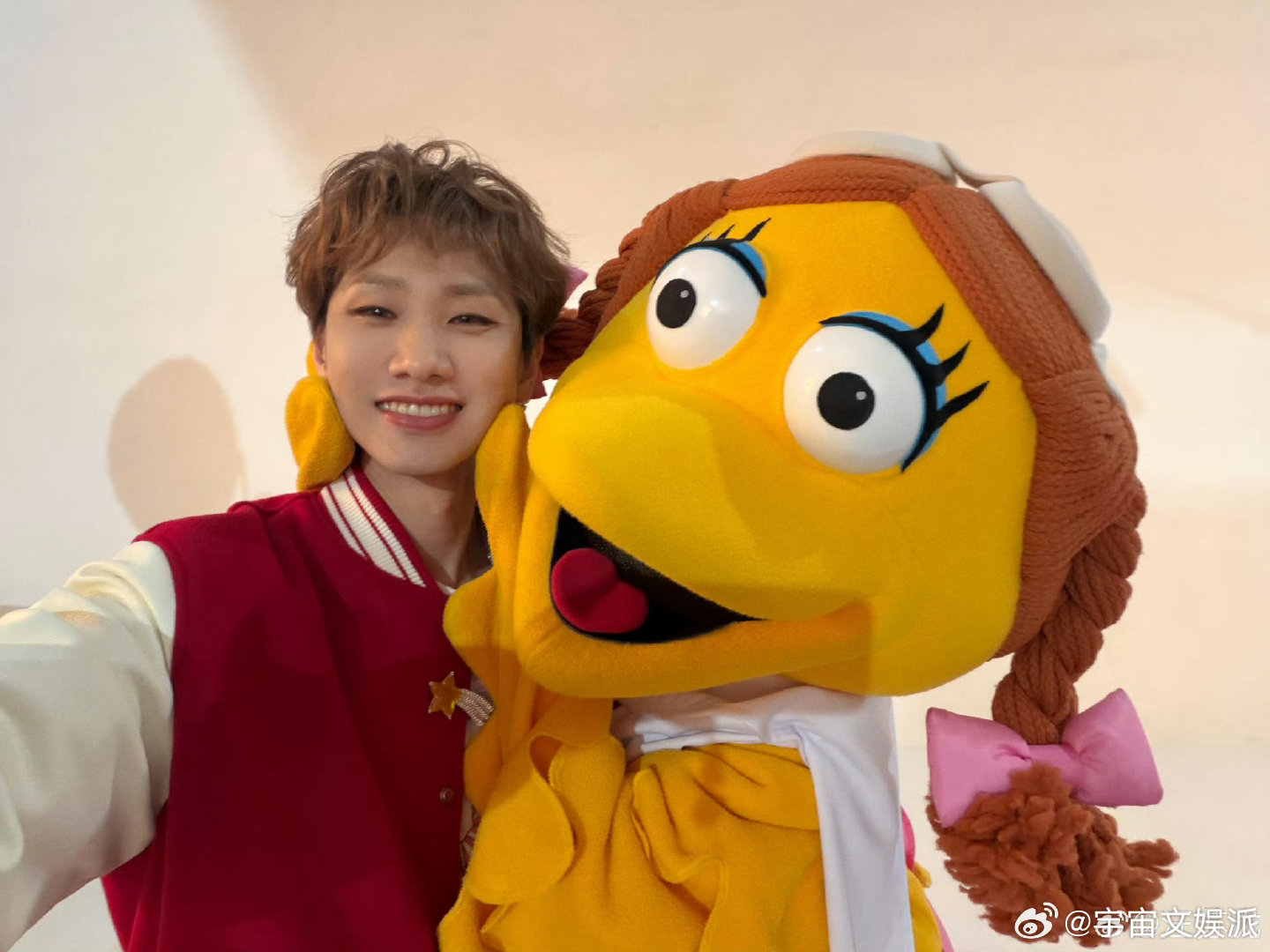 汪苏泷特写想和汪苏泷拍张特写汪苏泷的特写镜头太有感染力了。笑起来眼睛弯弯的，和可