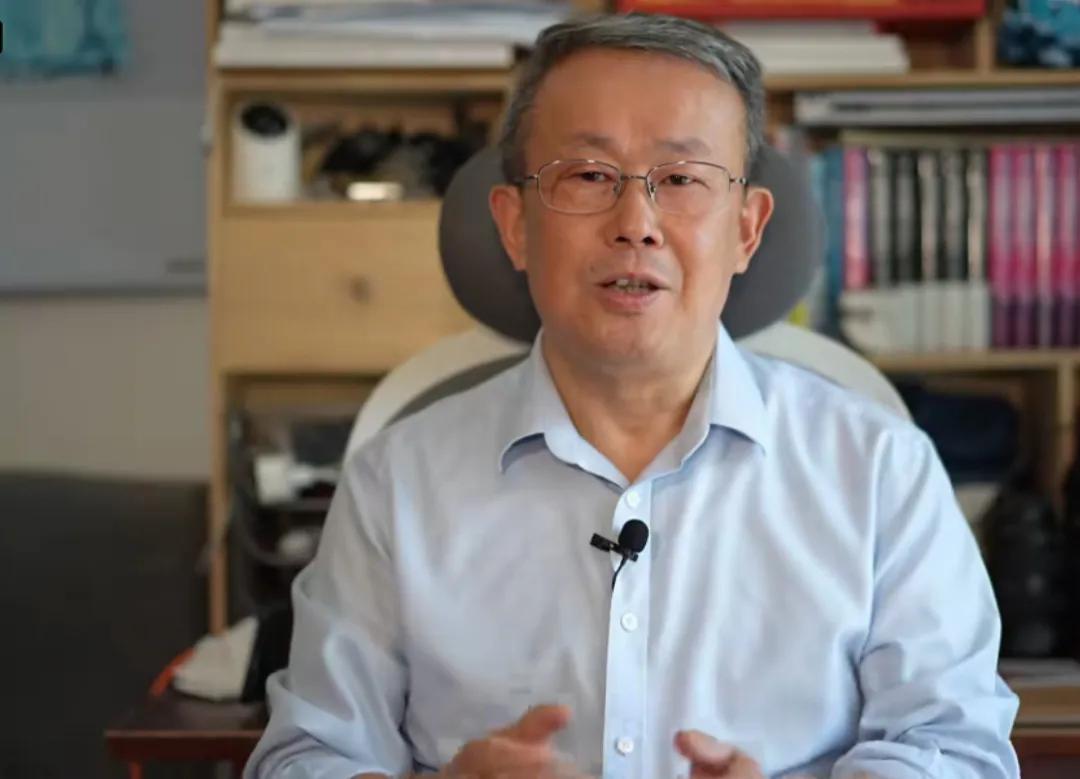 项立刚先生对父亲节的评价是不好的，他以自身为例，说自己是三个孩子的父亲，在责任与