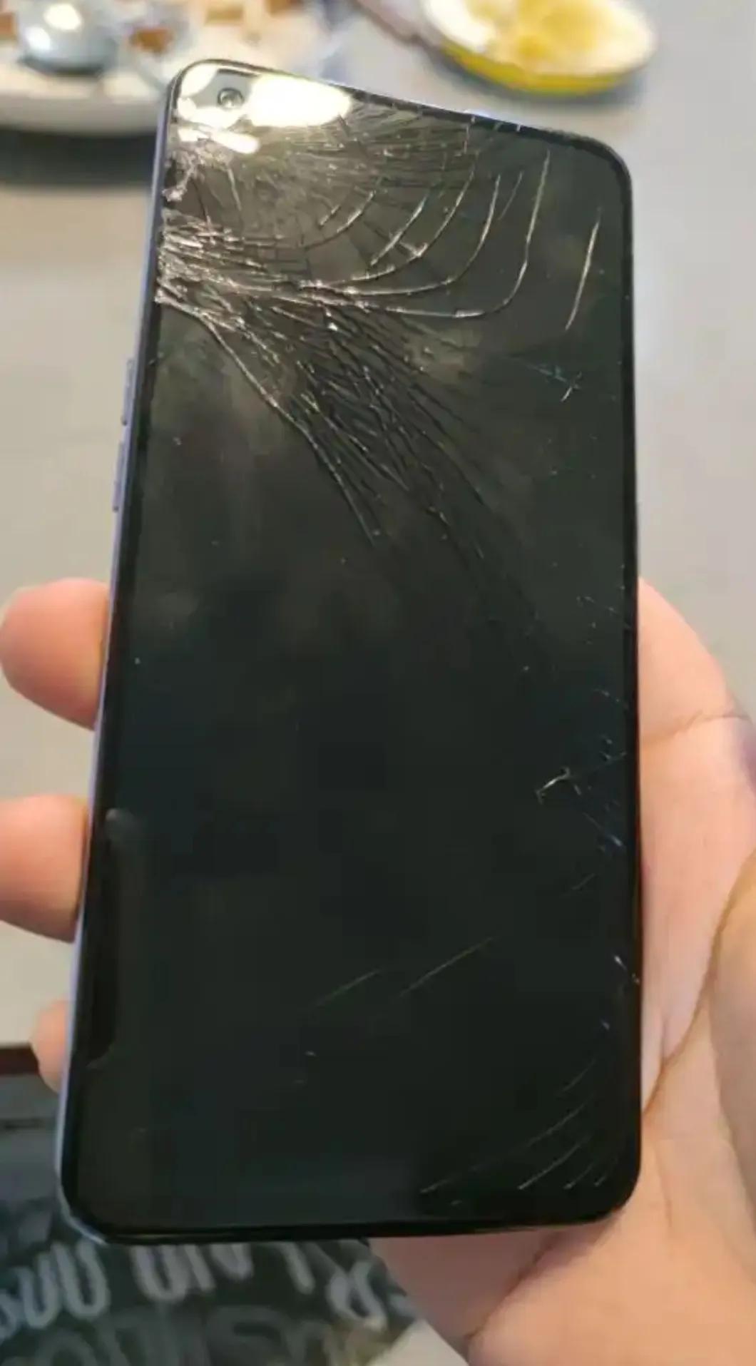 关系不错的两位同事因一部破手机，闹翻了脸！


男同事新买的一部手机，还用了不到