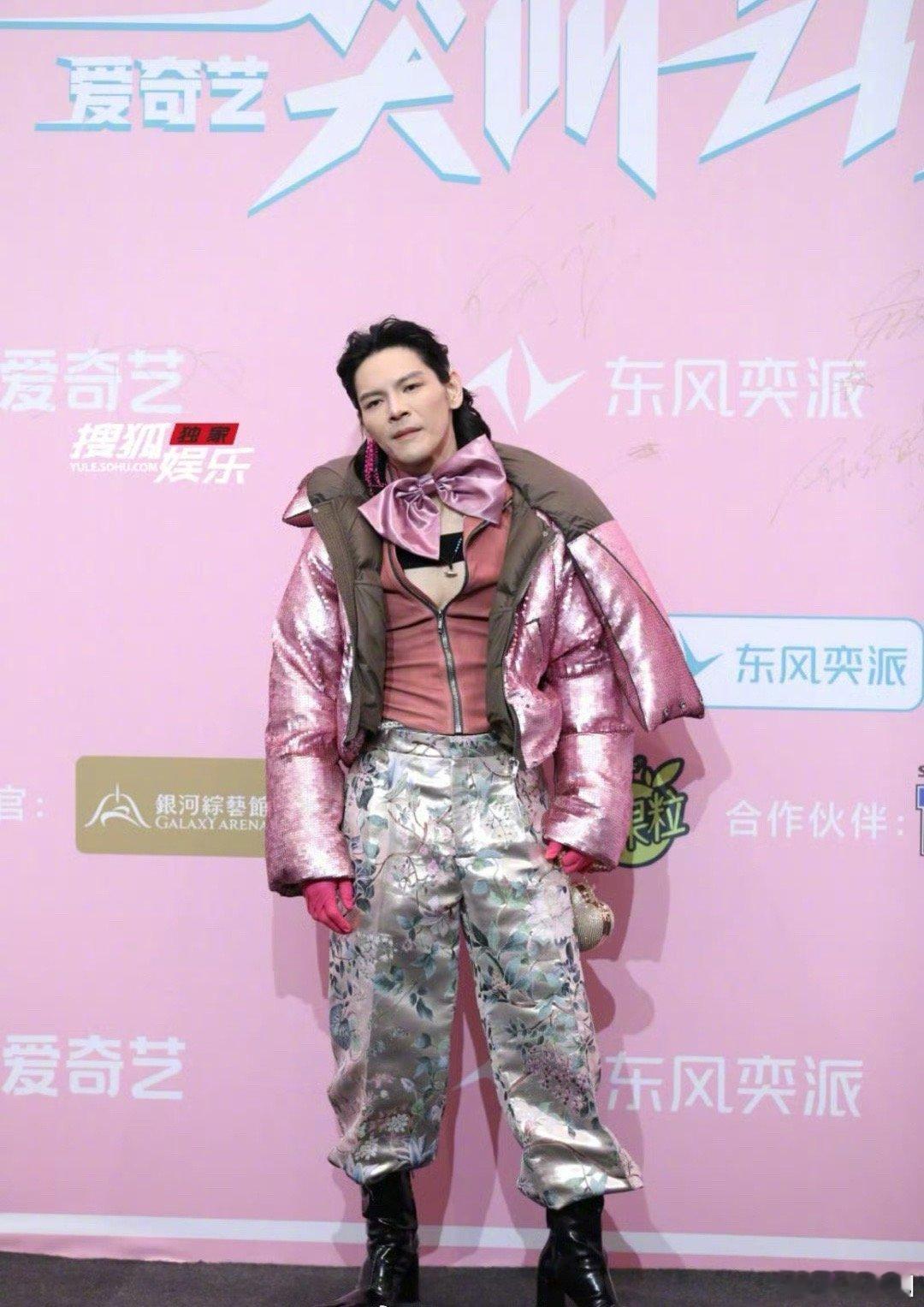 向佐尖叫之夜红毯来了，好夺目的粉蝴蝶结～ 