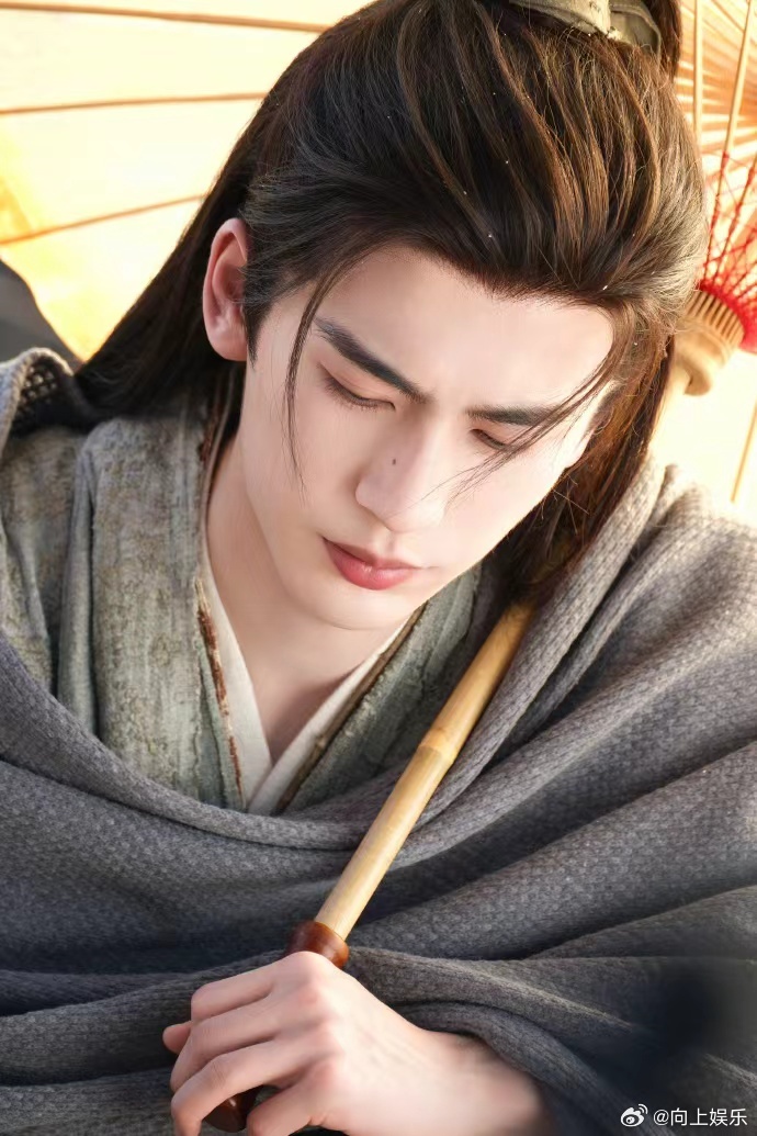 张凌赫谢征执伞张凌赫执伞照 张凌赫执伞照，张凌赫谢征执伞，张凌赫《逐玉》花絮照，