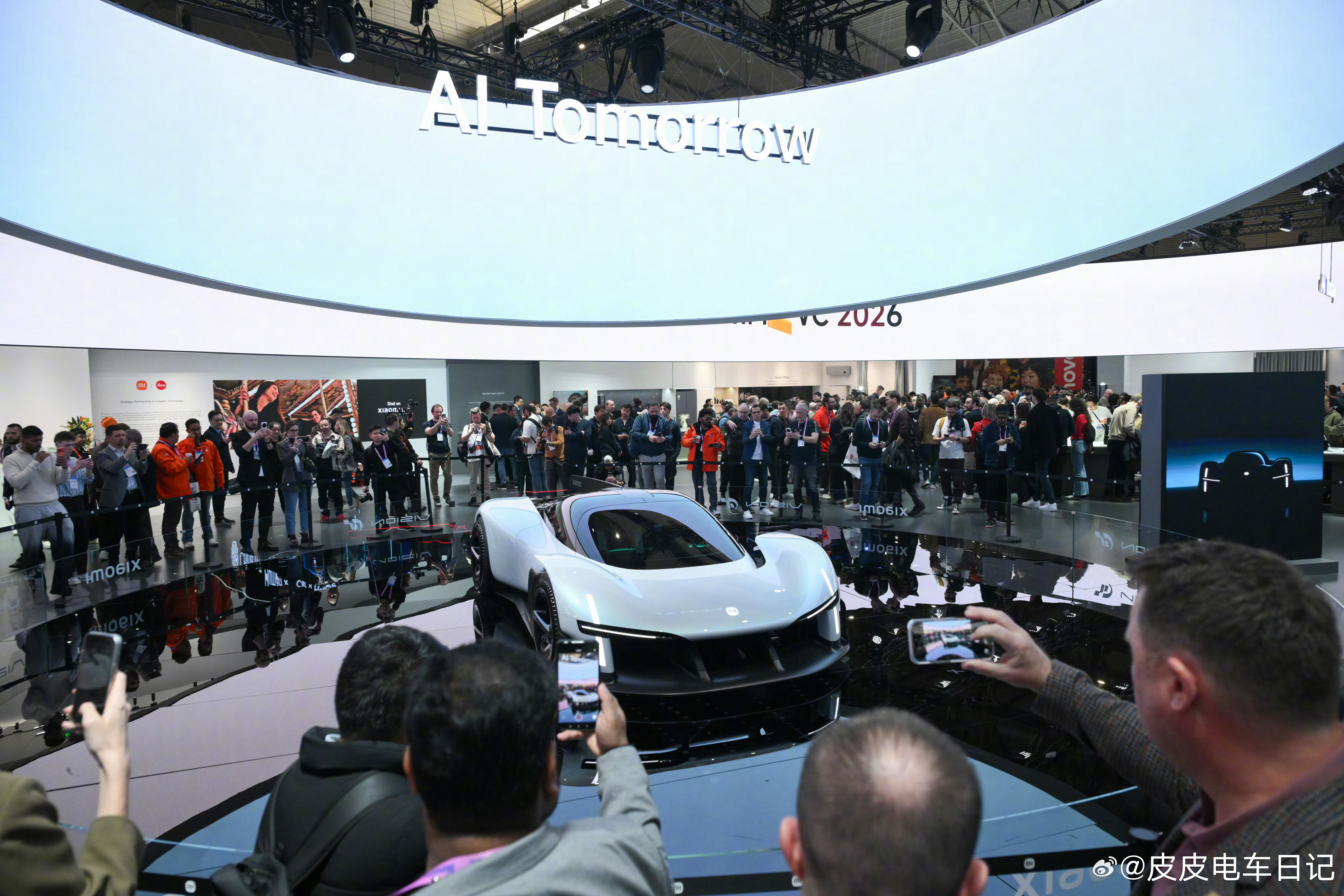 在世界移动通信大会这样的场合，一台车能成为排队打卡的焦点，本身就说明了一件事——