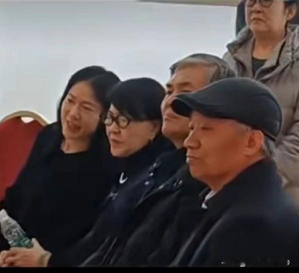 杨振宁先生离世37天翁帆带母亲看画展露笑容

近日有网友发现，在杨振宁先生离世后