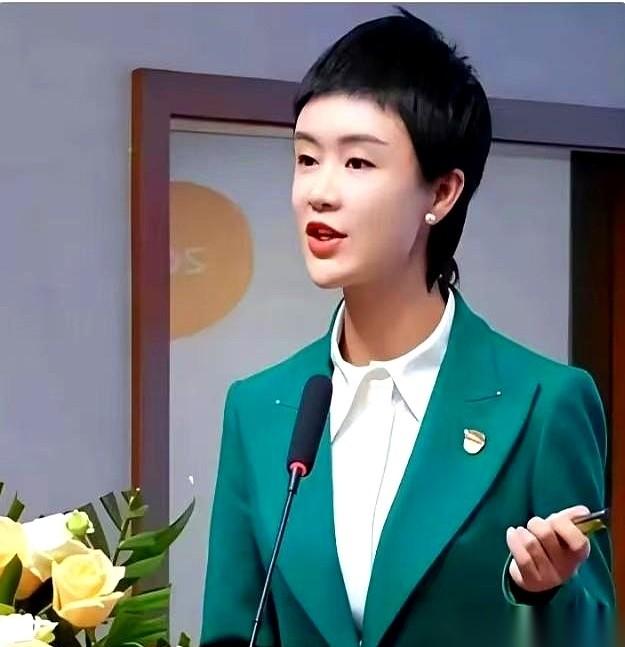 贺娇龙从马上摔下来，肋骨断了好几根。
网上一片声音，直截了当：“活该，一个公职人