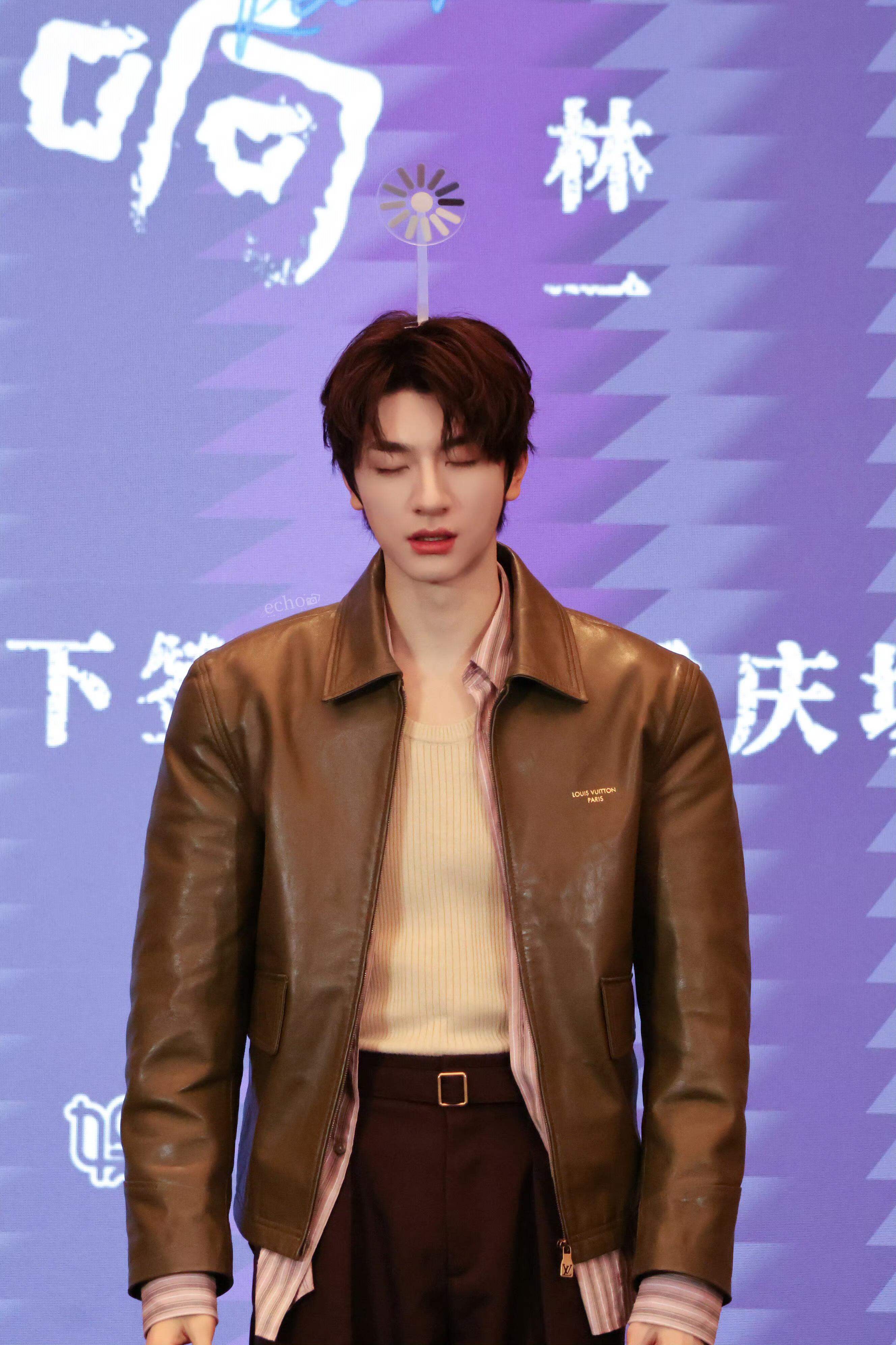 林一腋下管理这一块哈哈林一你这是在搞什么腋下管理啊？一看就是自己闹着要拍的吧！抽