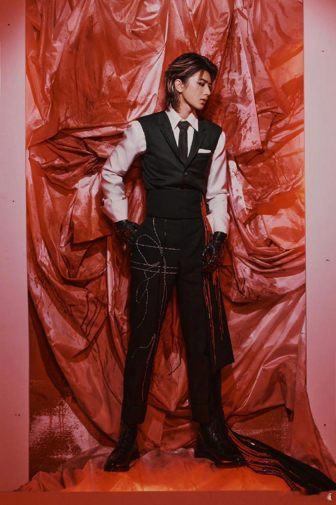 蔡徐坤FantasticMan双版同步封面太强了！蔡徐坤拿下 Fantastic