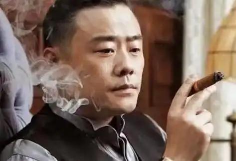 他是“海派清口”创始人，年收入能高达6000万，走到哪儿都是灯光闪烁，最普通的早
