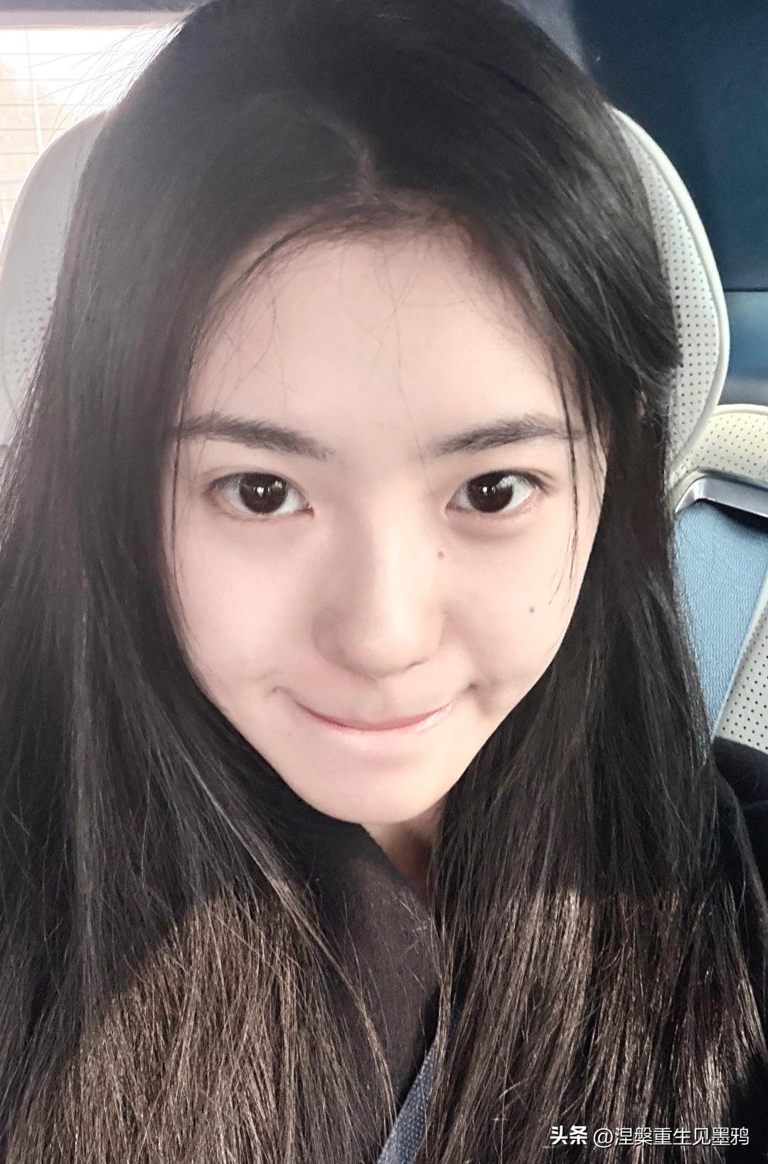 刘浩存纯素颜羞涩照
照片中的刘浩存，尽显羞涩之态。她眉眼弯弯，双眸明亮而清澈，宛