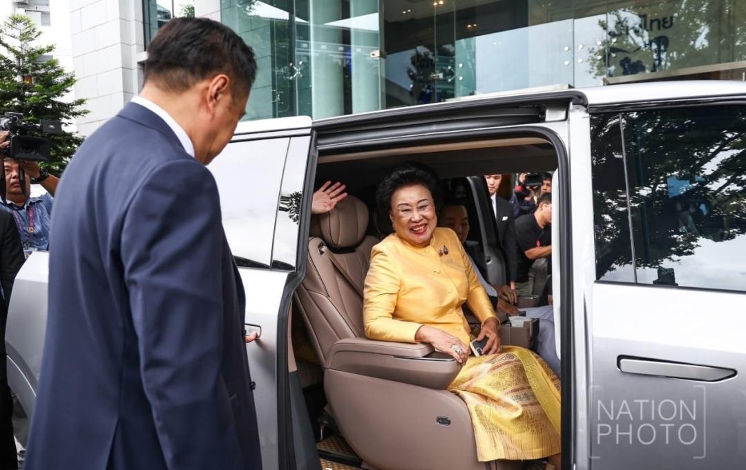 泰国新任总理参威拉军与家人乘坐 小鹏X9