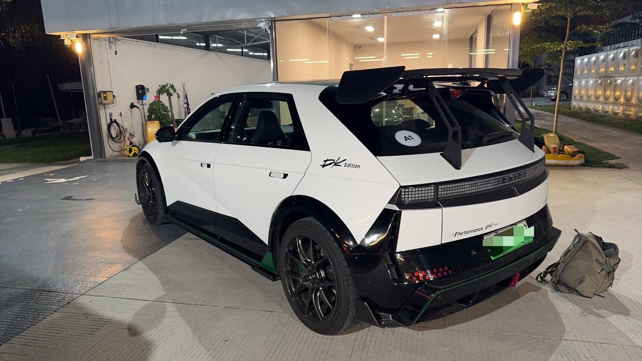 没有带点套件，哪怕造得再像性能油车
情绪价值没给够，那也是不及格的
这套DK E