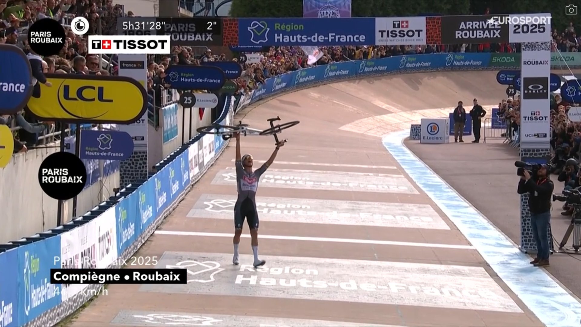 2025巴黎鲁贝，范德普尔三连冠！波加查第二，佩德森第三。范德普尔捍卫了石头路车