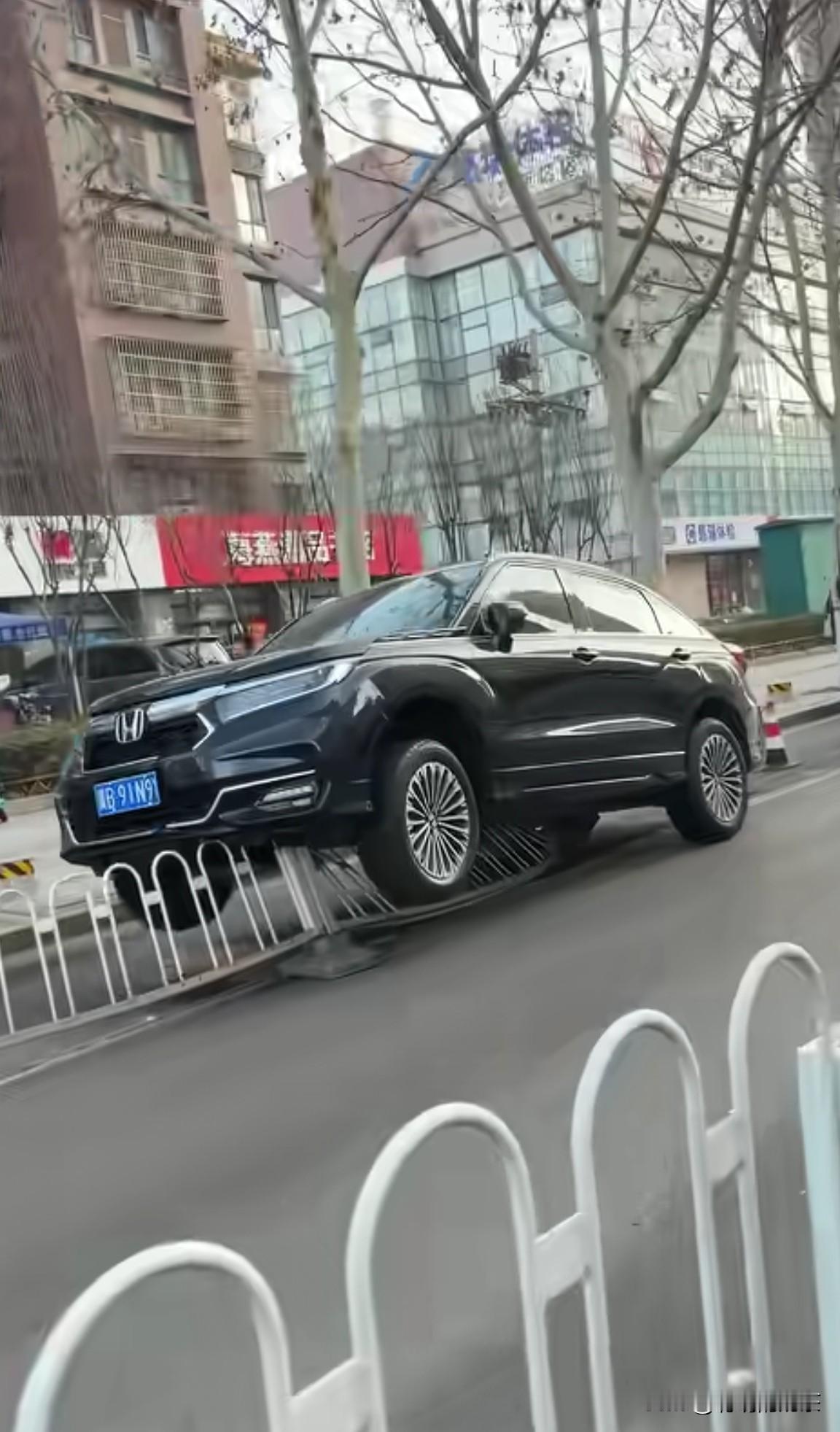 这开车技术以后就别来道上嚯嚯人了！真想知道是哪个教练教出来的！