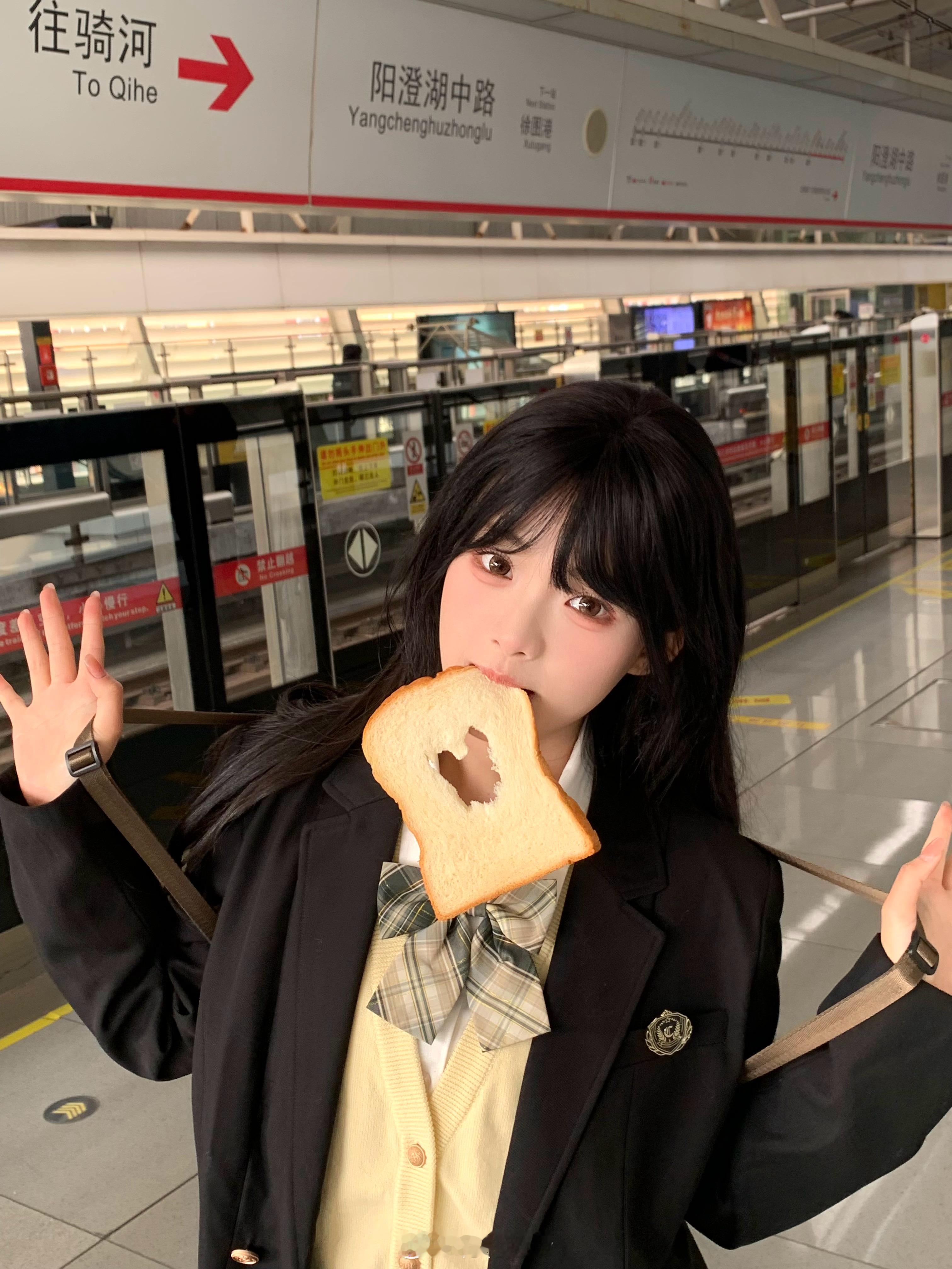 🍞好久没吃面包了软软的好好吃[馋嘴] 