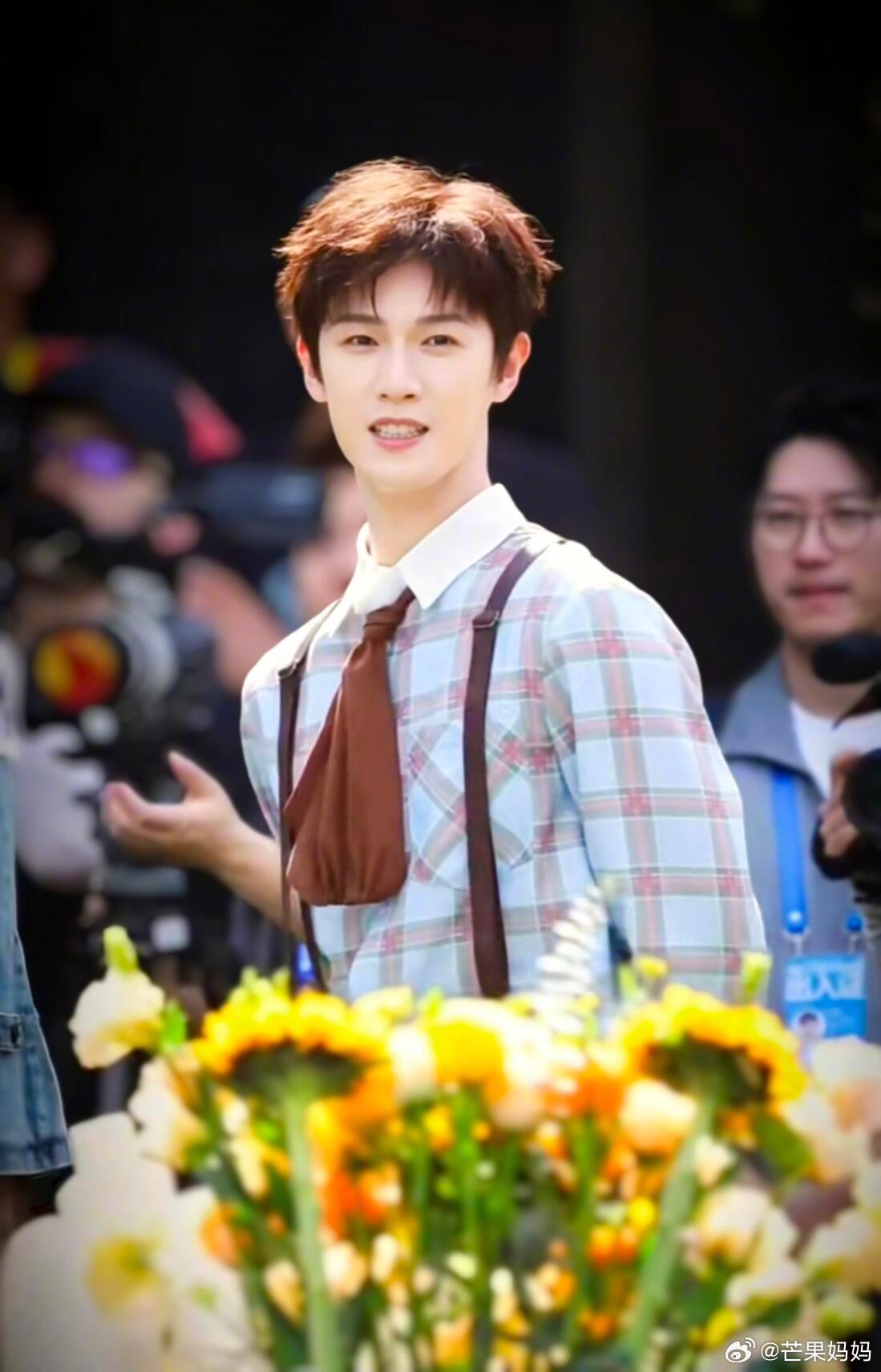 李昀锐奔跑吧录制，背带裤穿搭完全是民国小少爷即视感，扑面而来的青春气息🥰奔跑吧