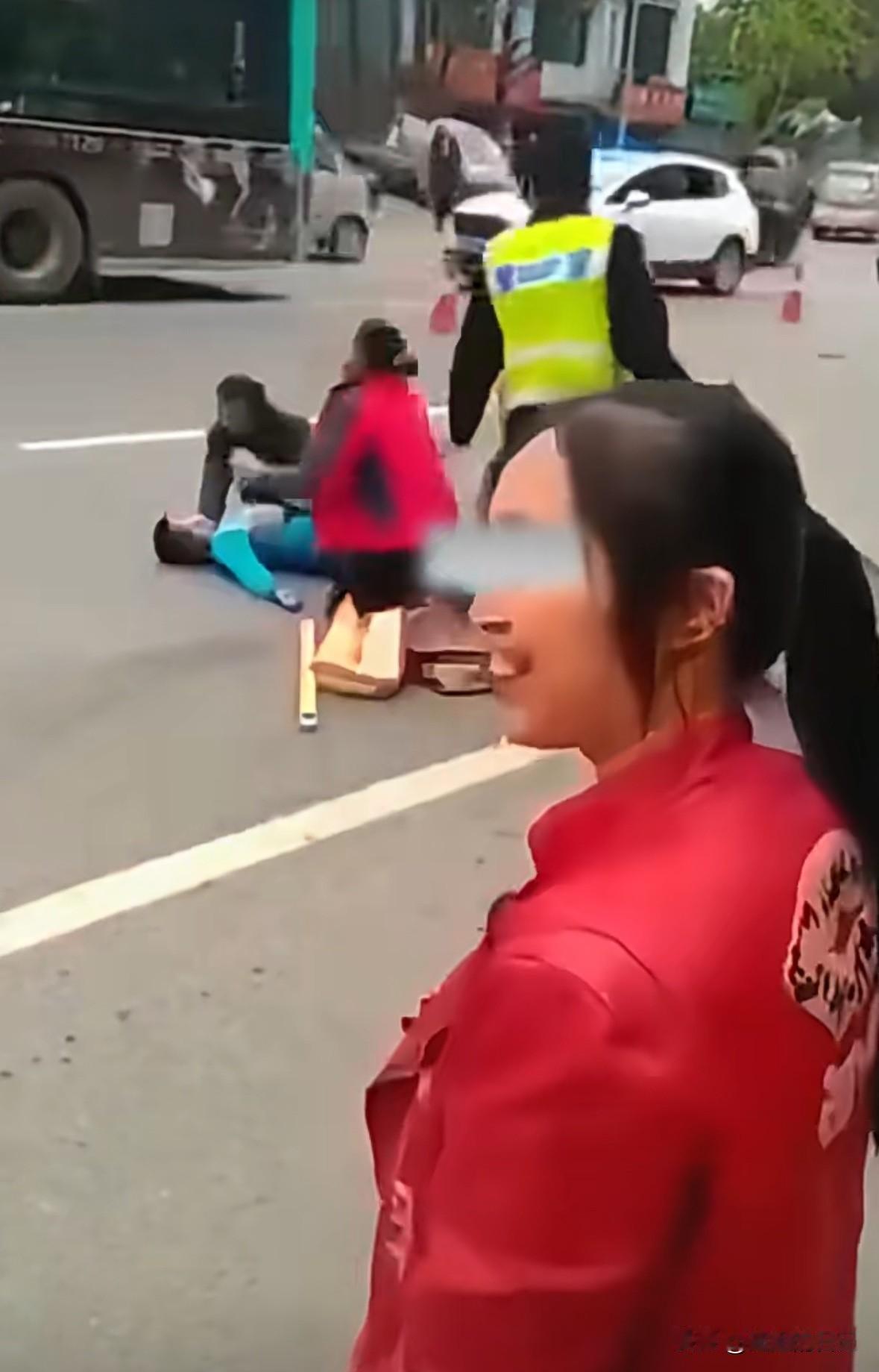 一个孩子车祸出了事情，孩子妈妈从远处跑了过来，直接跪下声嘶力竭的哭喊，那情景让人