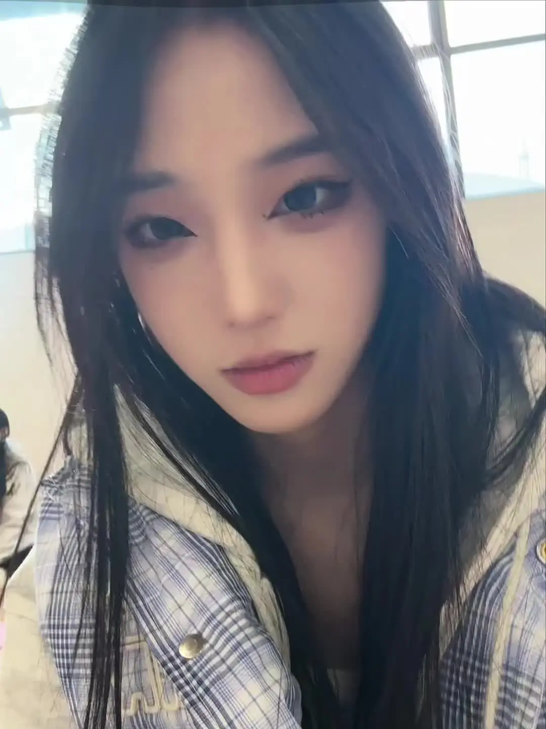她总是松松垮垮的随意披着头发 一觉睡到下午和晚上 起床就摸根烟含在嘴上...