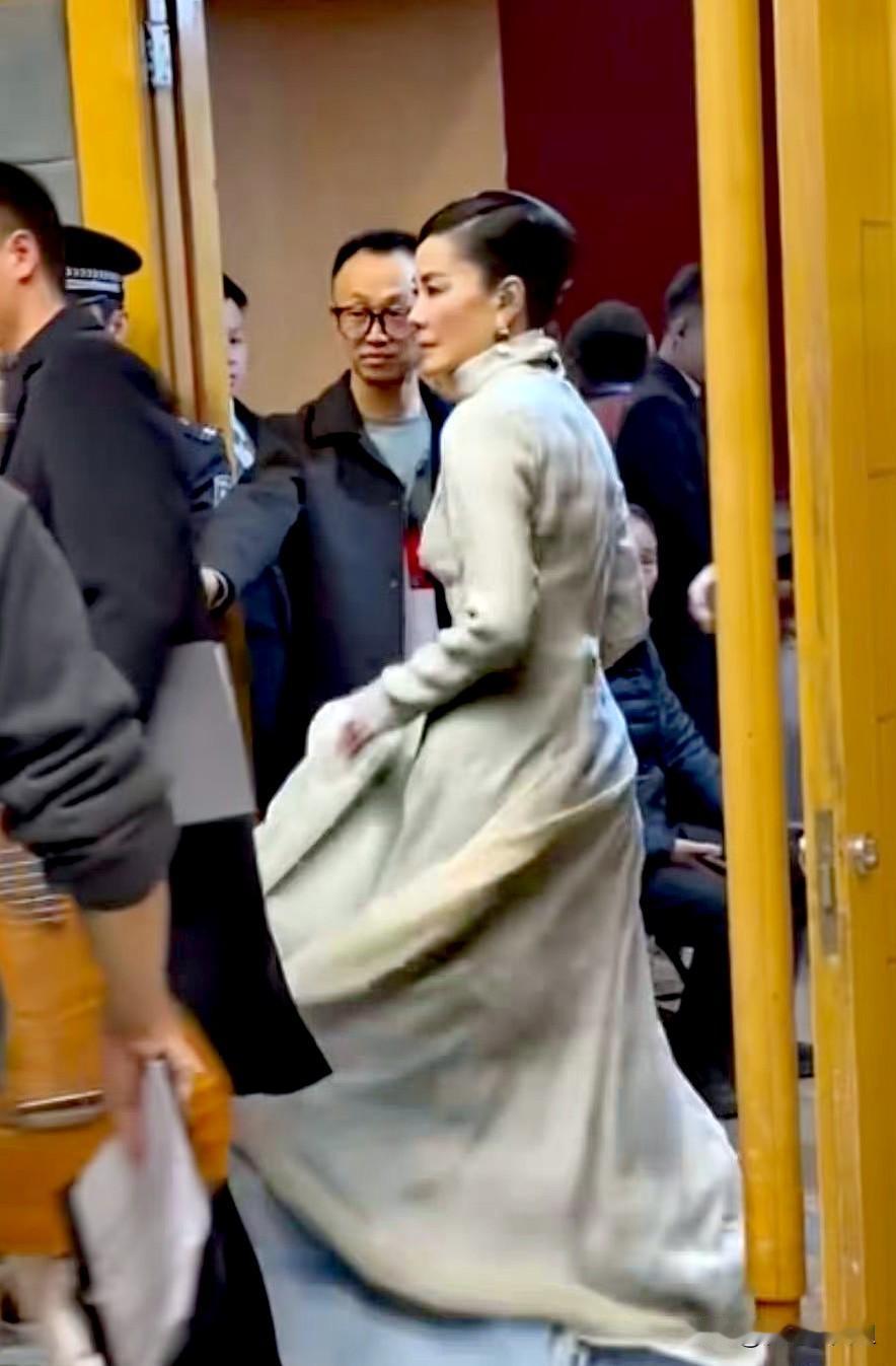 王菲第6次参加春晚的消息一公布
话题直冲热搜
不单单是因为她采用的歌曲小众
是因