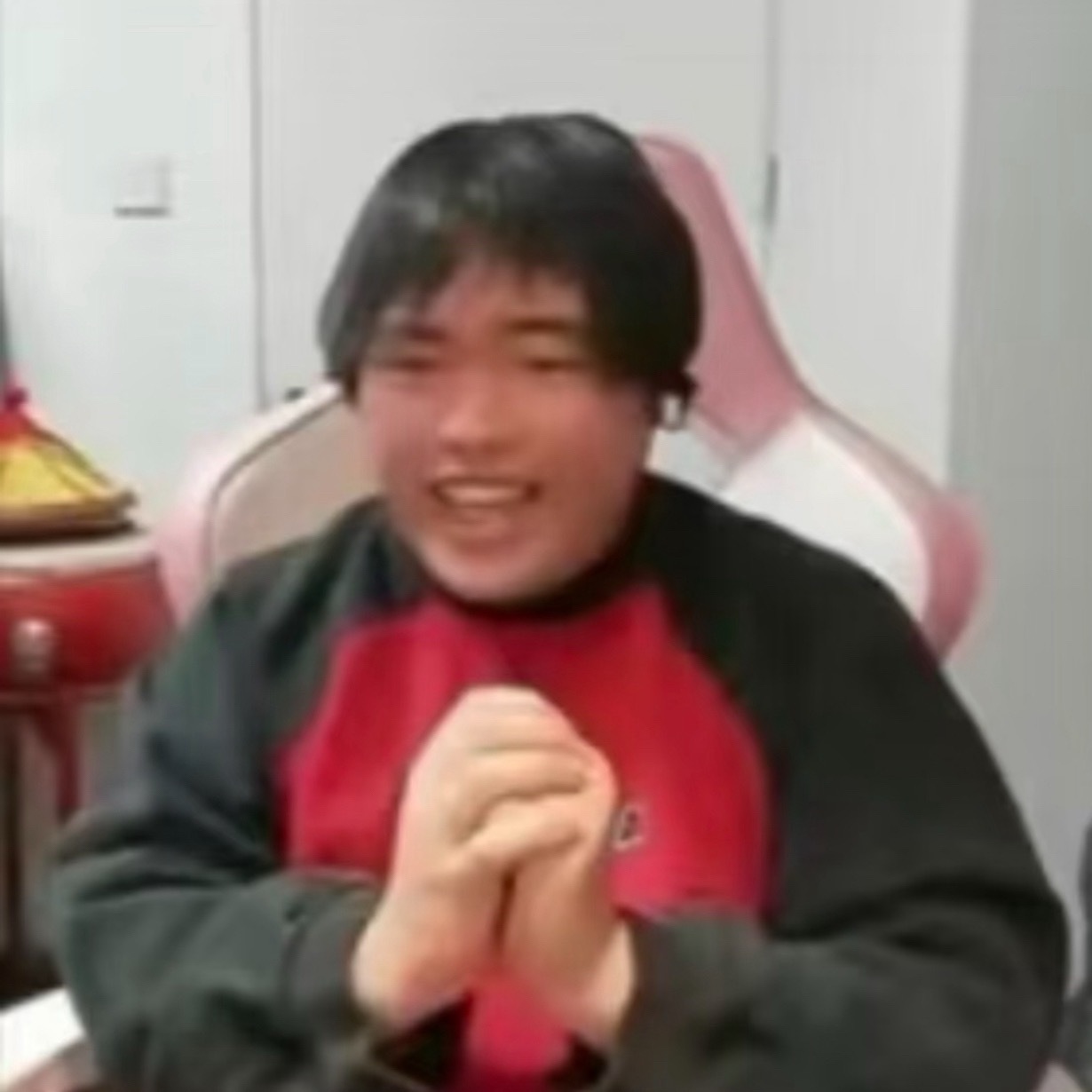 大哥大姐们你们要吵就吵啊不关我们耗子的事啊 我们老鼠妈很上道的😭 