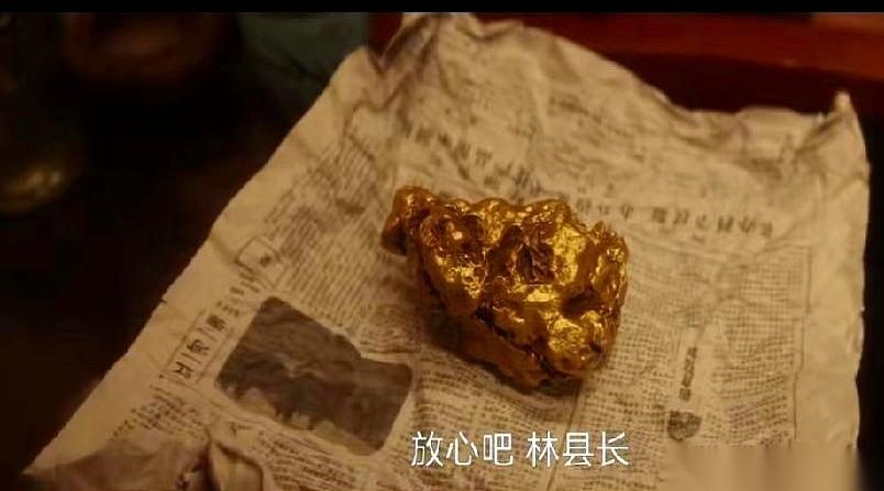 《生命树》里最狠的一幕，林培生盯着手机上发出去的那条航班信息，旁边桌上，是冯克青