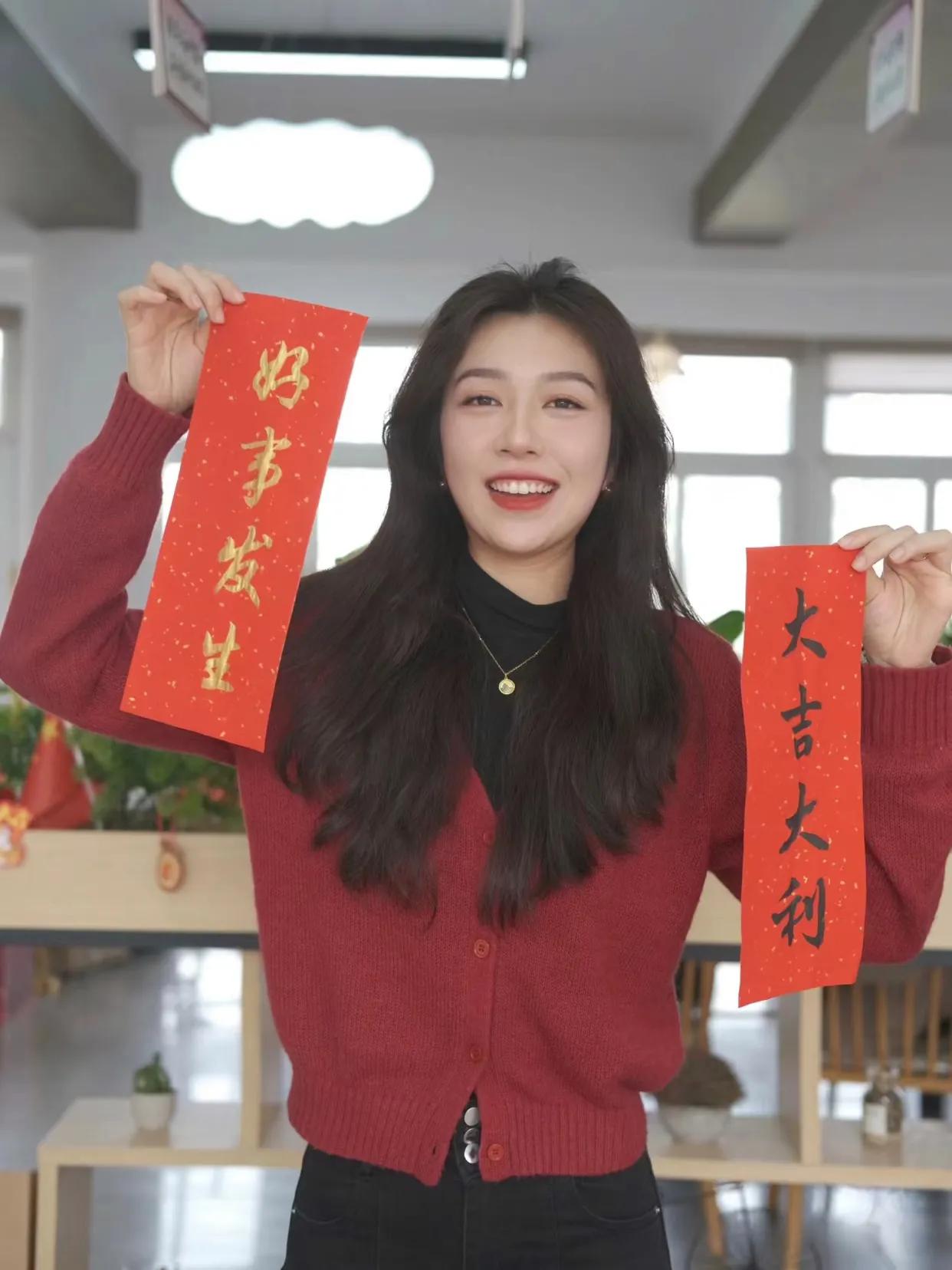 红衣漂亮美女给大家拜年了！黑皮裤更吸睛