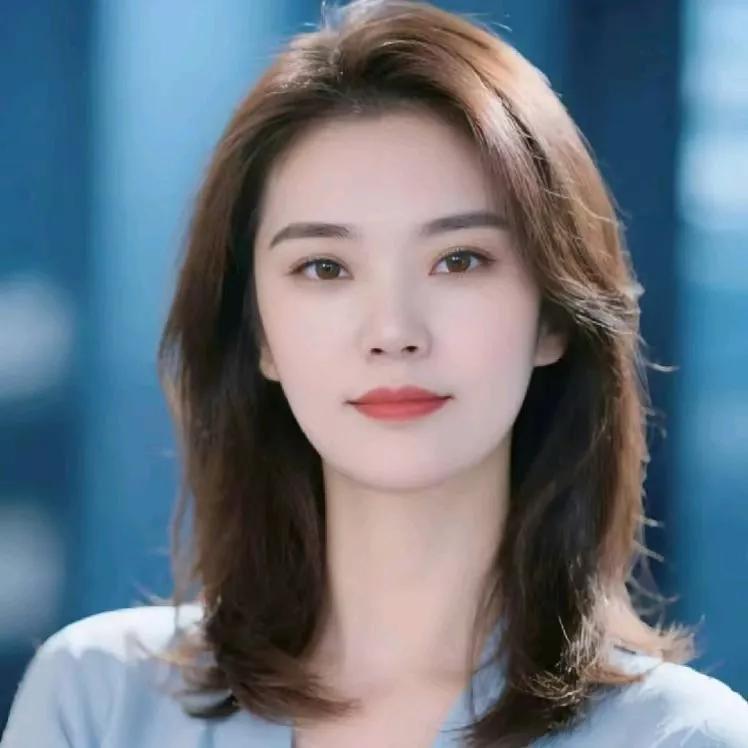 温柔气质女神，浅蓝色衬衫搭配自然妆容，轻松演绎职场女性风范。职场女神衬衫 浅蓝色