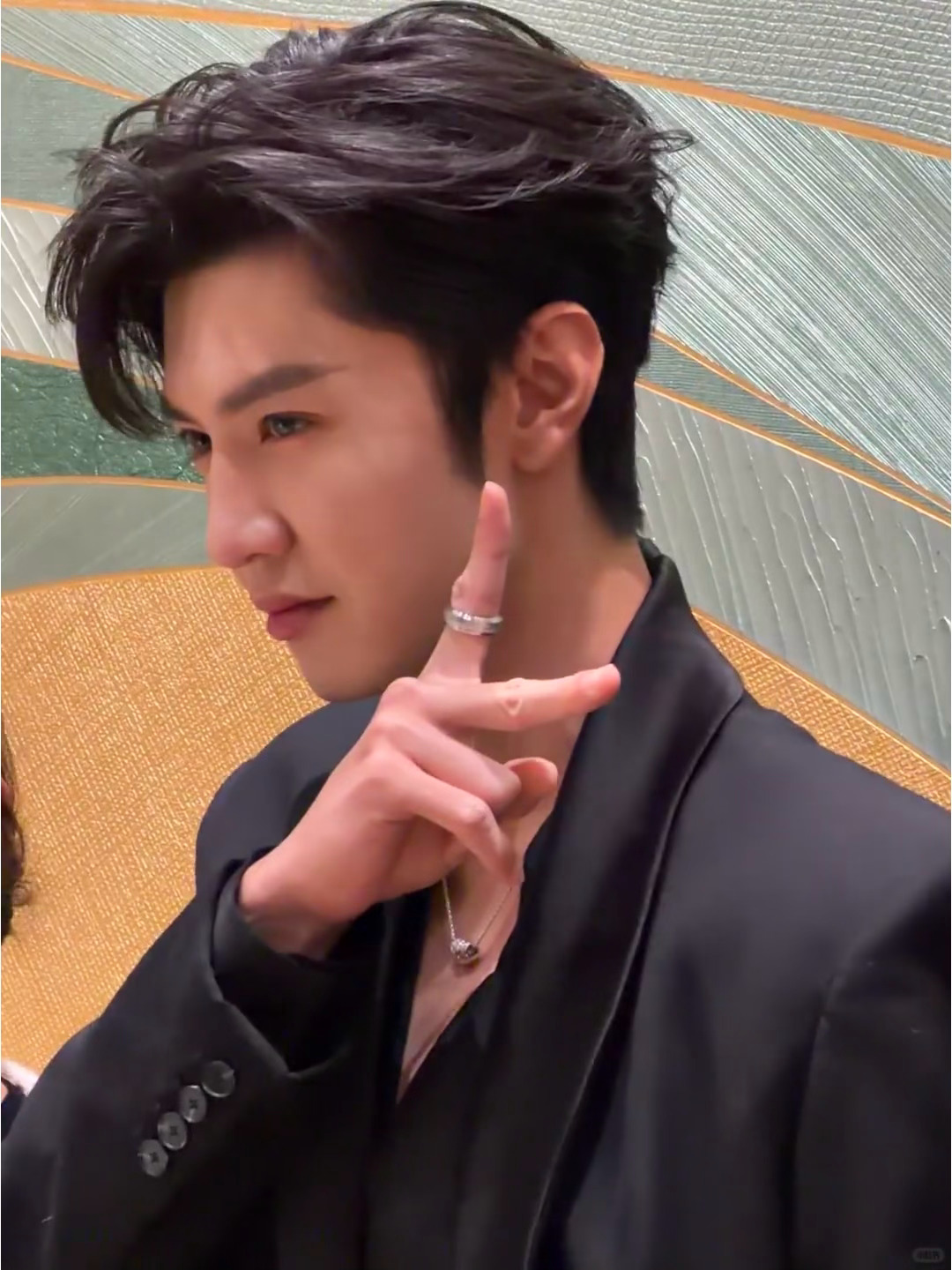 一些成熟男人的魅力…🚬陈哲远你又在钓！！🥵陈哲远黑色深v西装