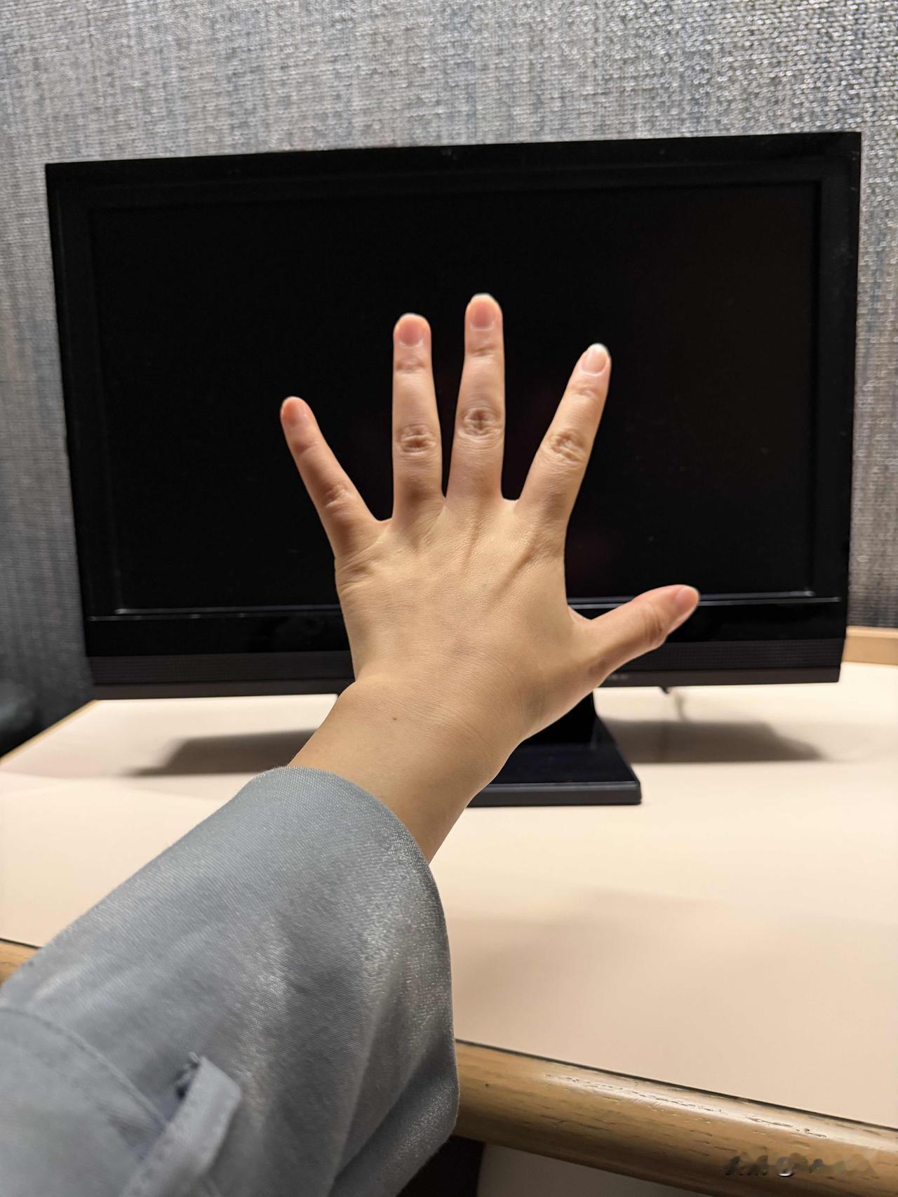 日本酒店巴掌大的电视，也是惊呆了。