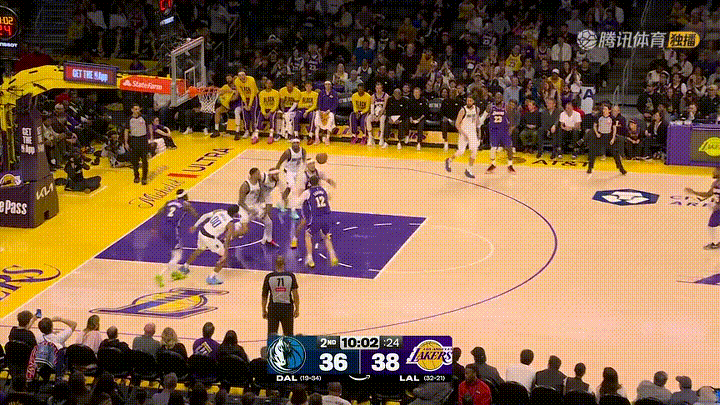 湖人超级巨星詹姆斯真是太可惜了！在今天进行的湖人和独行侠的比赛中，当时比赛进行到