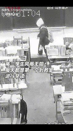 挺感动的！山东临沂，一名高三班主任吴老师，想看看学生到校早读的情况，谁知，他打开