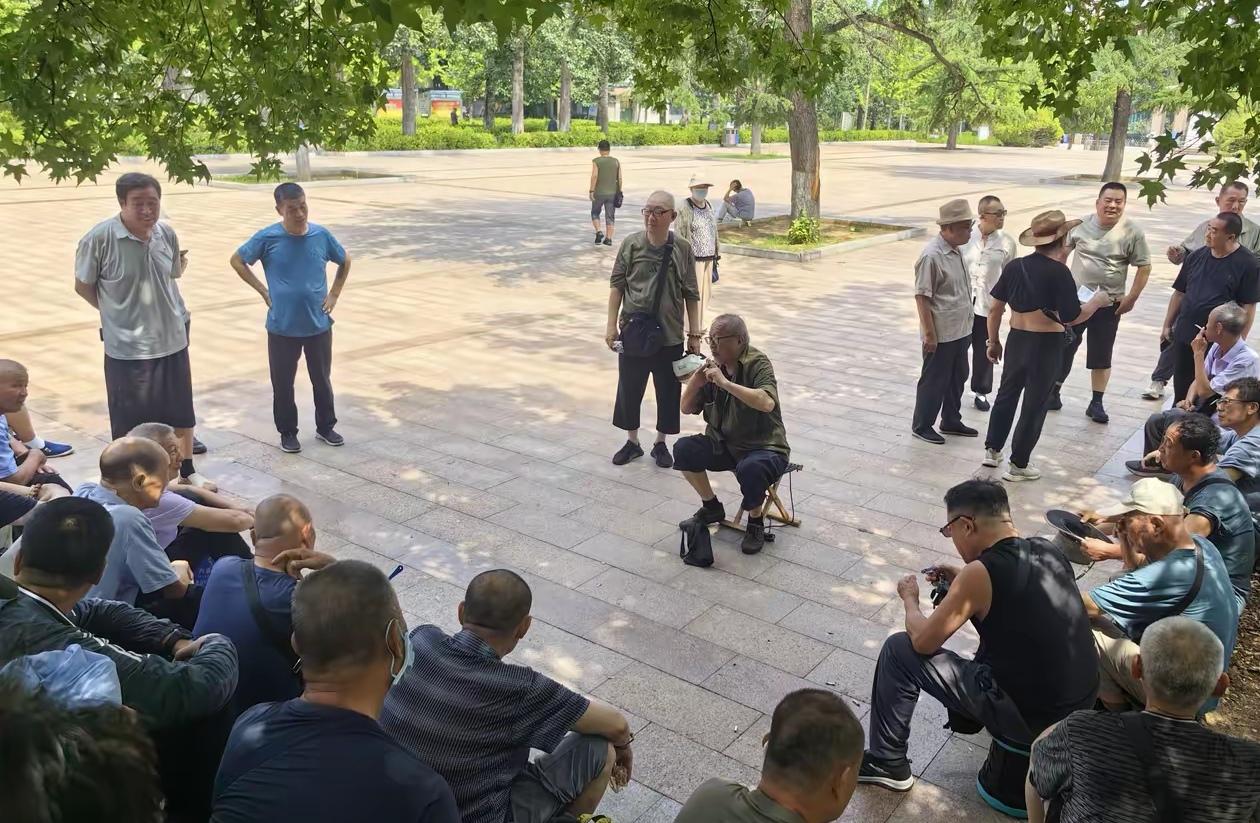 济南英雄山下独特一景，搞不清这些国际和历史八卦，这些人咋得到的，天文地理，古往今