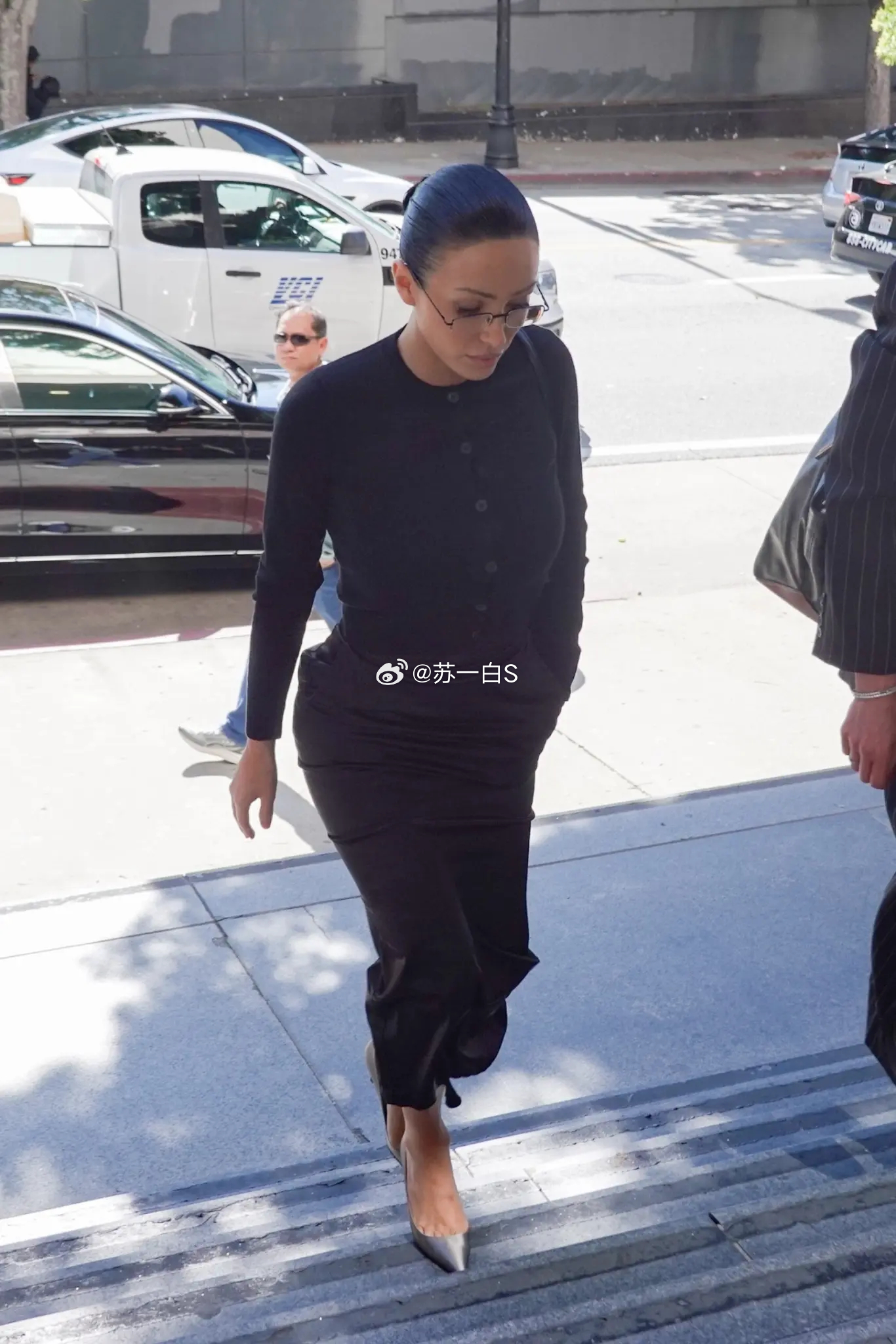 Bianca今天穿了啥｜更新 👇自她走红后从未见过的穿搭——一件扣得严严实实的