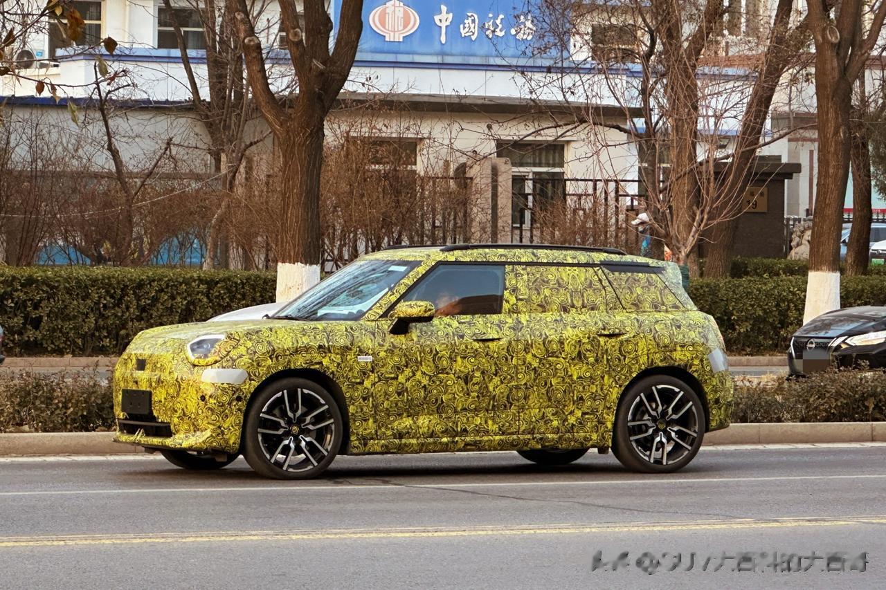 下午在宝马北京顺义研发中心附近路口拍到的MINI Aceman，目测还是 JCW