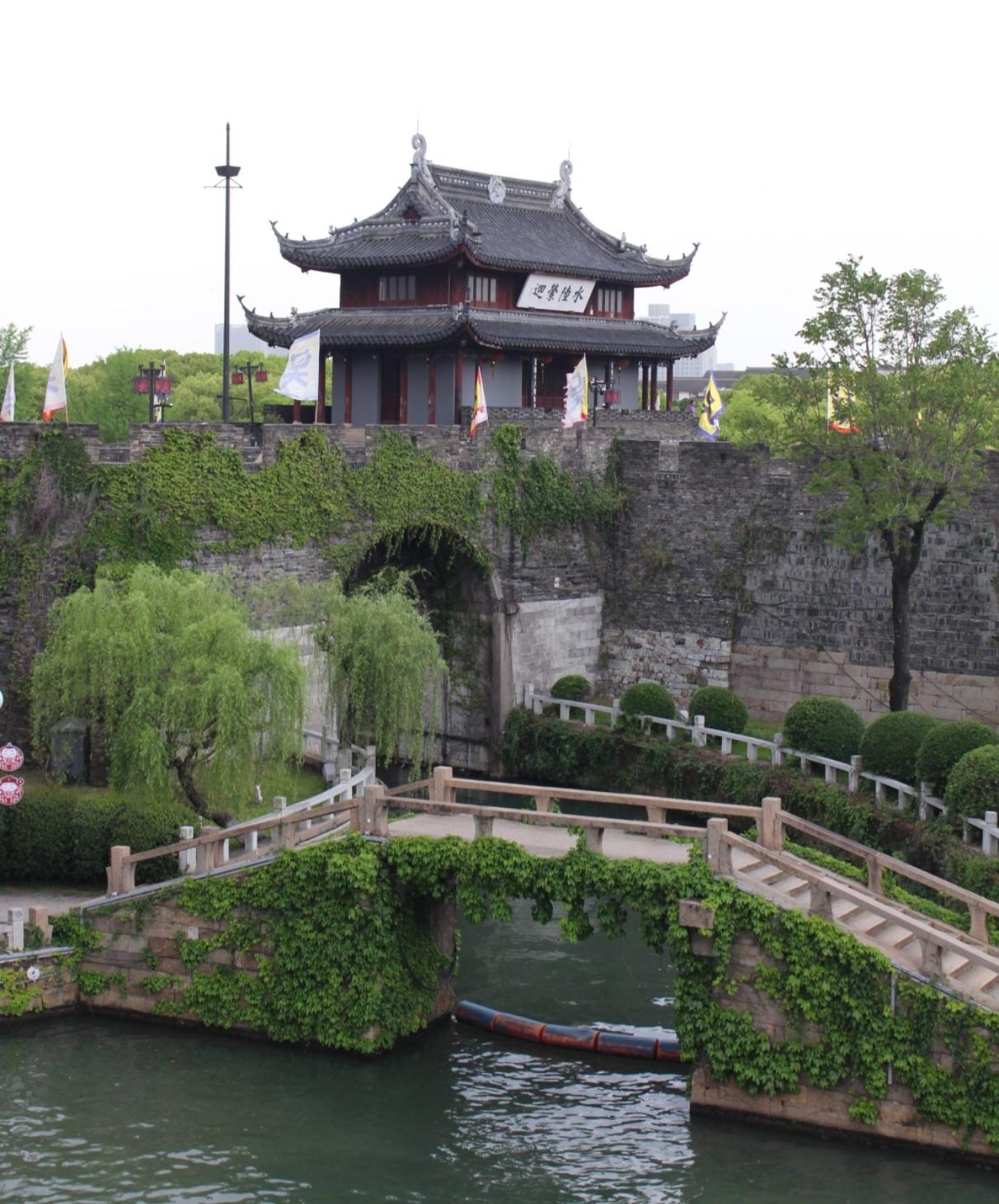 中国哪里的山水最好、风景最美盘门是江苏苏州古城留存的古韵瑰宝，水陆两门相依而立，