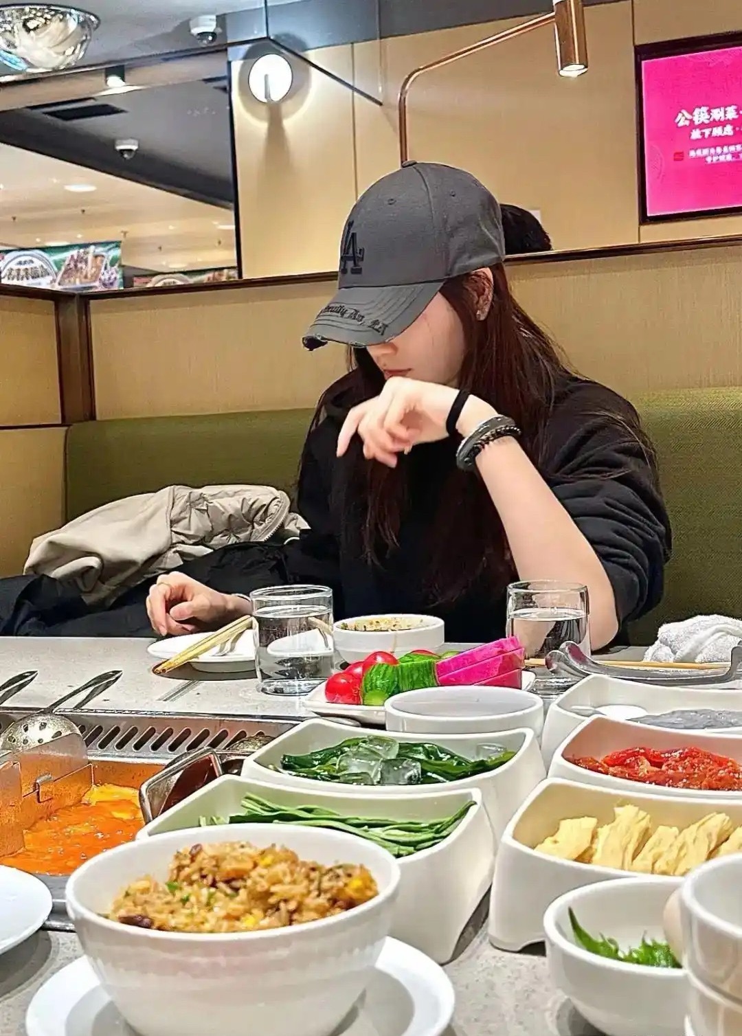 两个女儿吃400元海底捞，母亲一句“你们养的狗都比我过得好”，看哭无数网友 