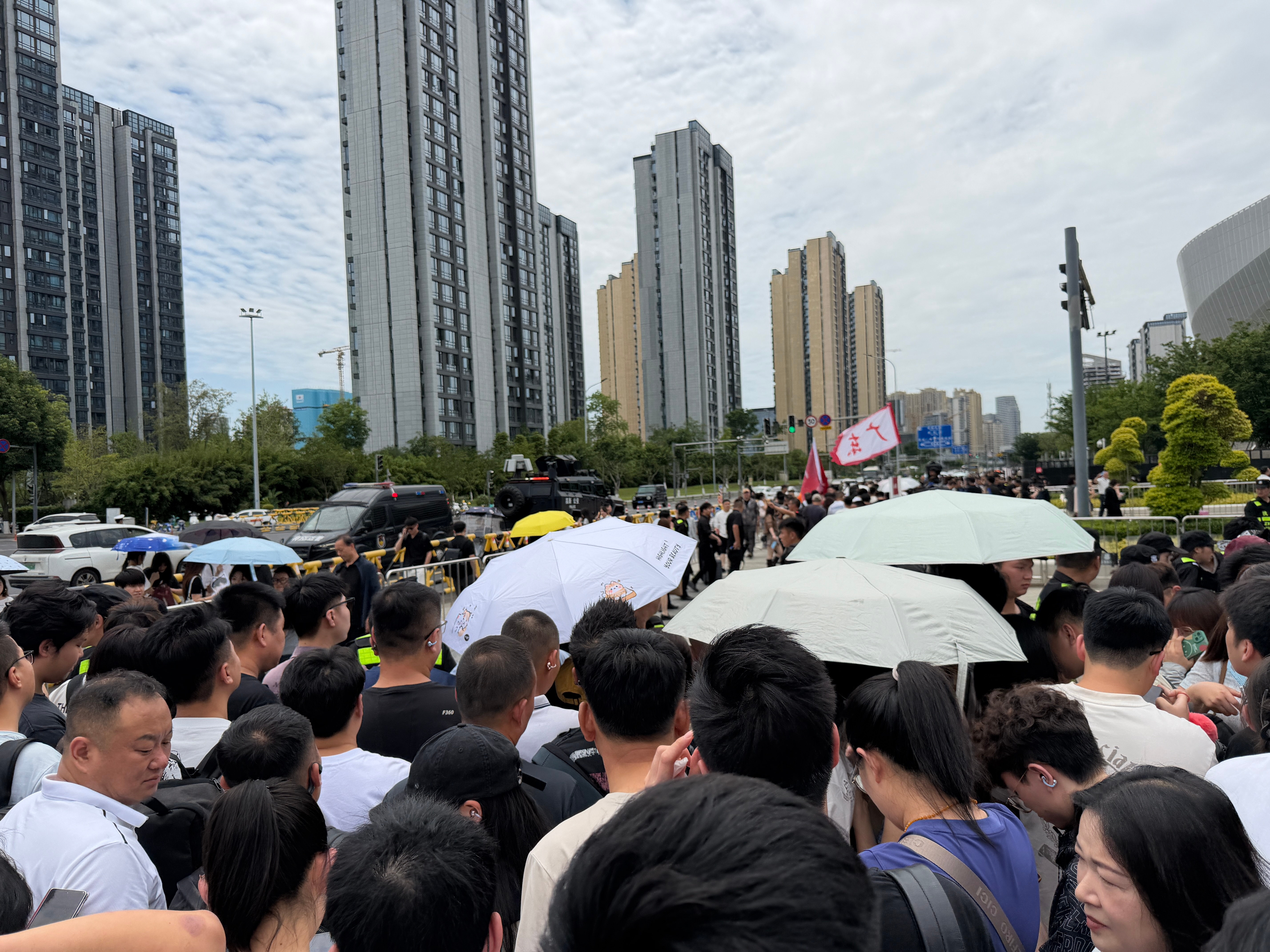 到nova16系列发布会现场了，听说今天时代少年团会来，现场人好多，安保也很严格