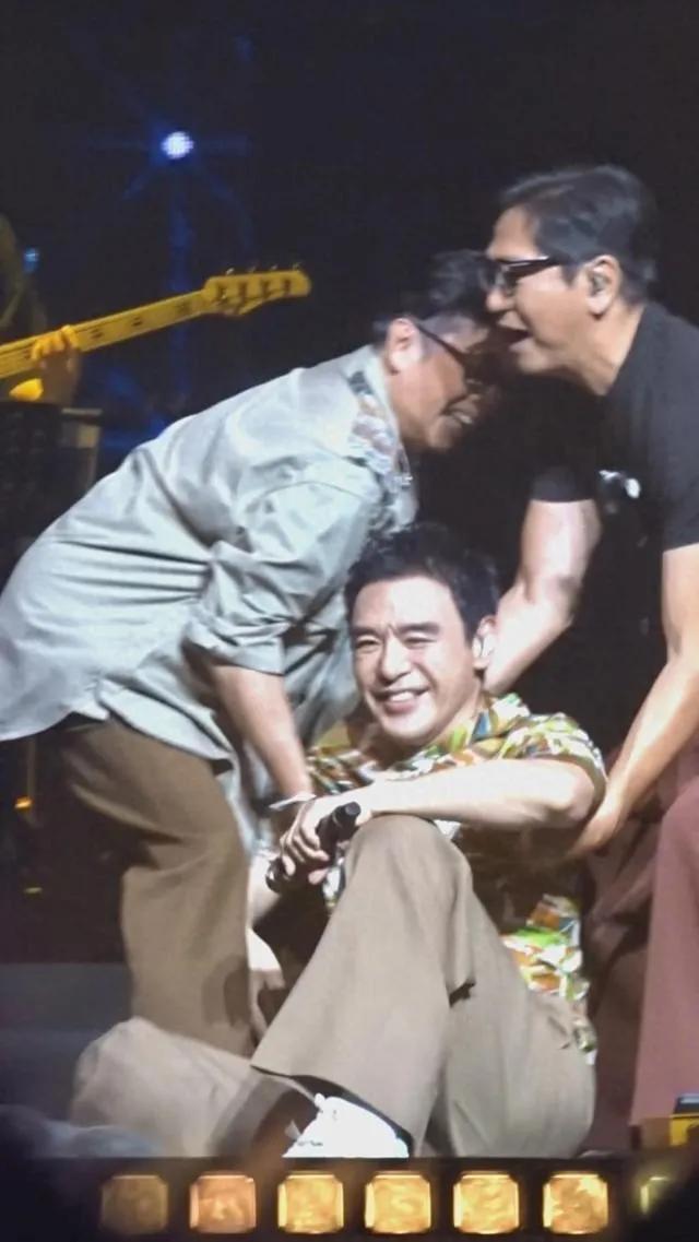 71岁钟镇涛演出时两度摔倒，但他迅速起身，坚持完成表演。敬业精神令人动容，赢得观